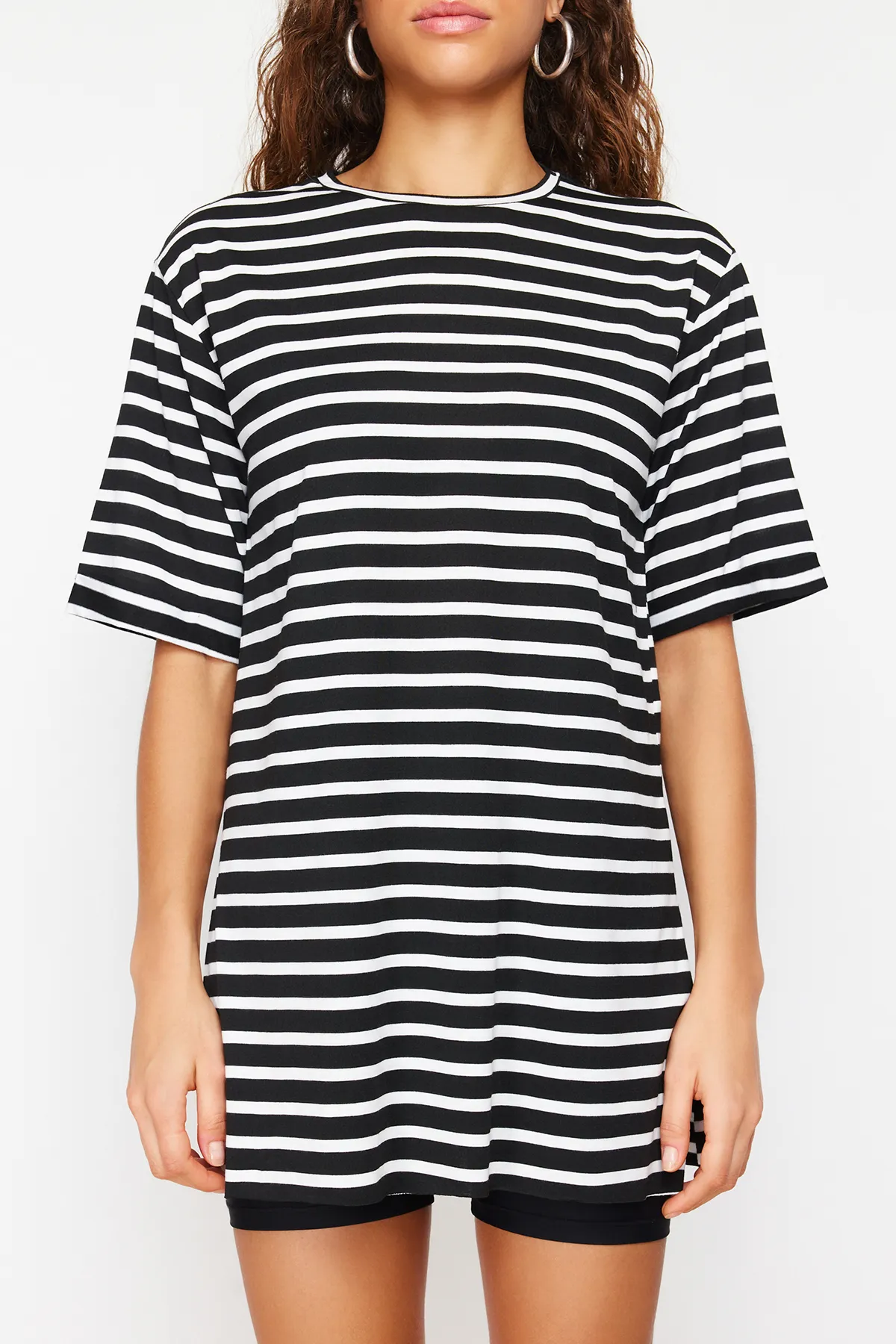 Trendyol Collection  Schwarz gestreiftes, geschlitztes, detailliertes, übergroßes/weites Strick-T-Shirt mit Rundhalsausschnitt TWOSS23TS00097