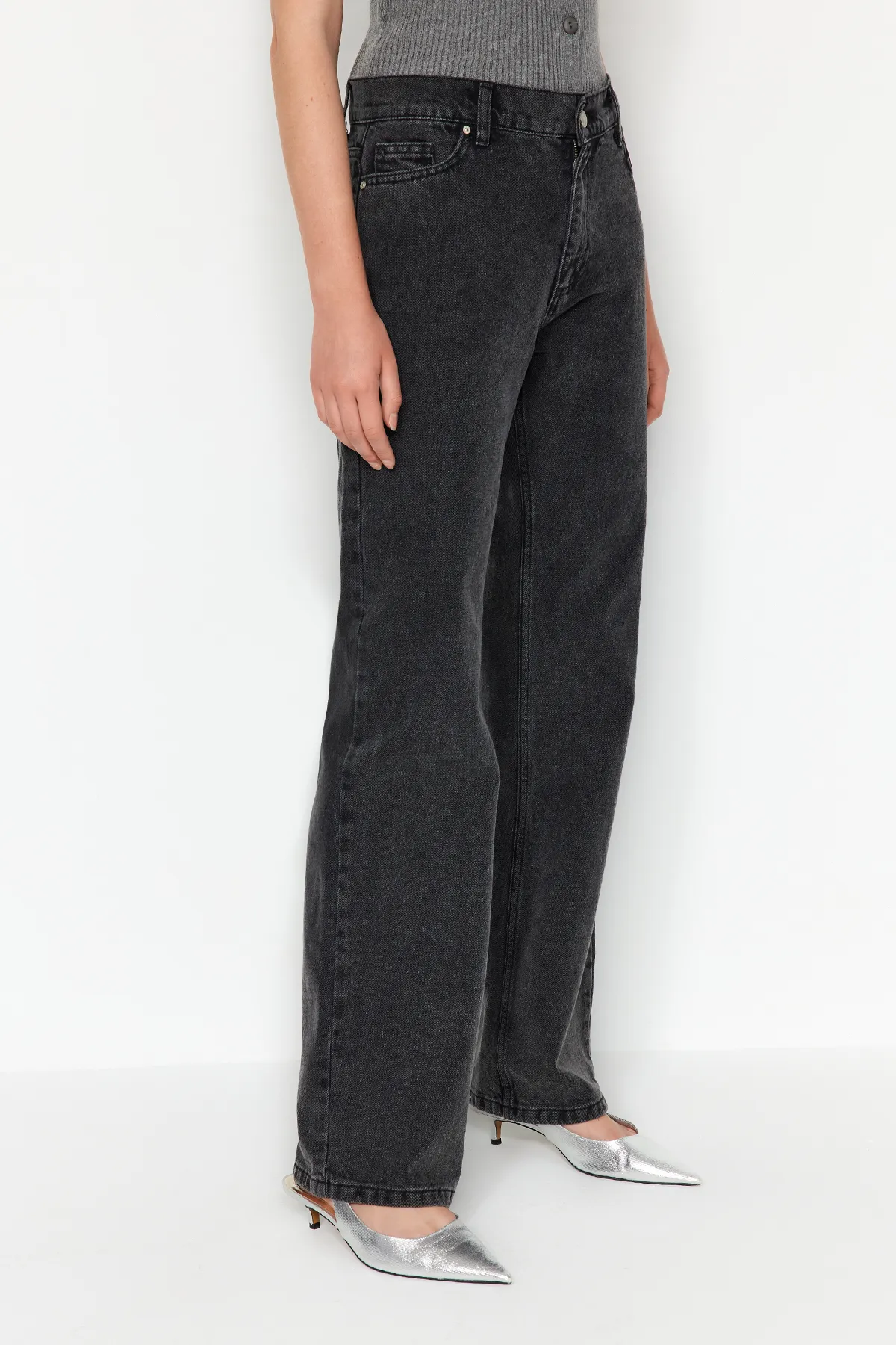 Trendyol Collection  Anthrazitfarbene Jeans mit niedriger Taille und weitem Bein TWOAW23JE00566