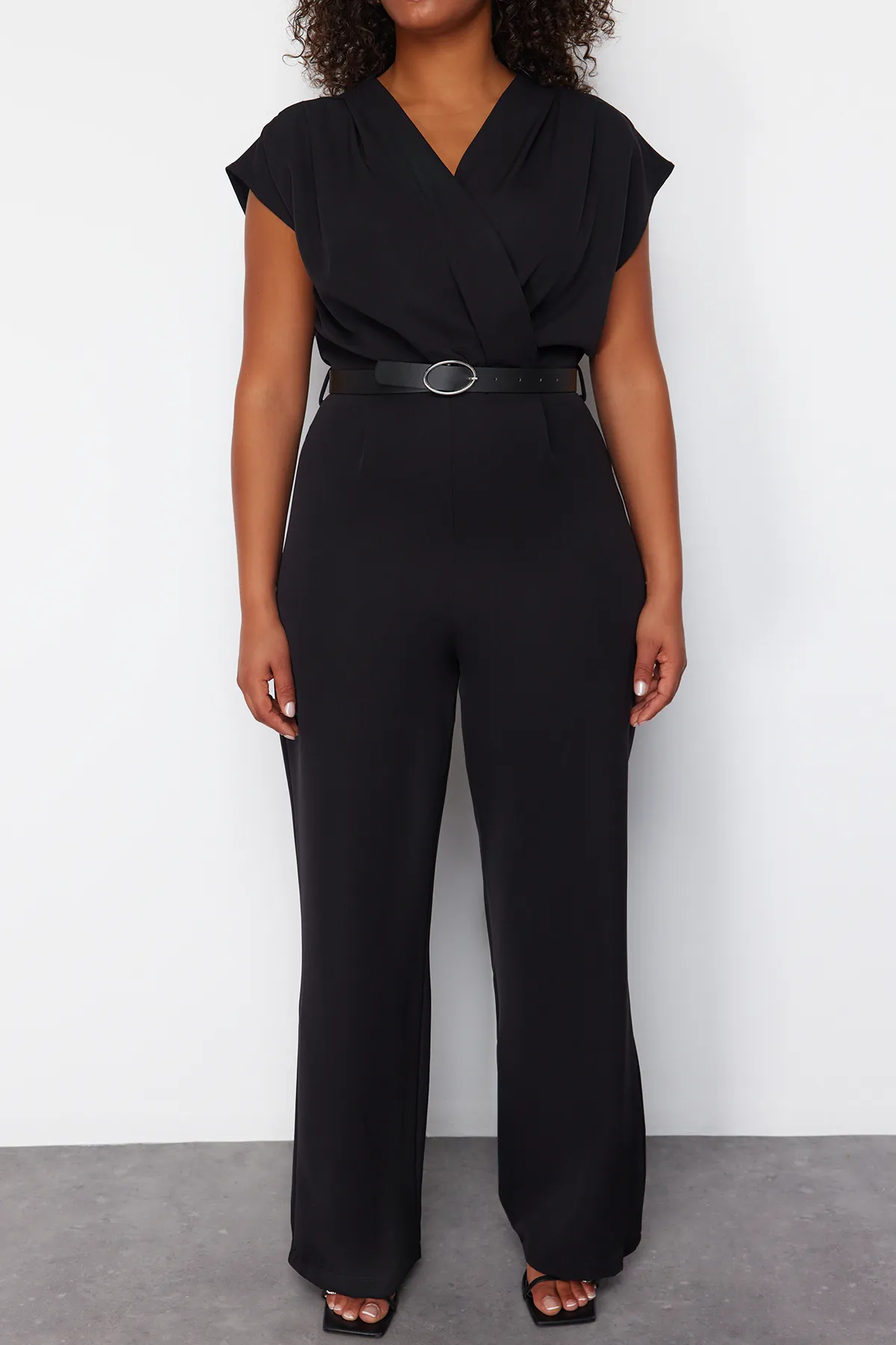 Trendyol Curve  Schwarzer gewebter Jumpsuit mit Gürtel TBBSS24BG00003