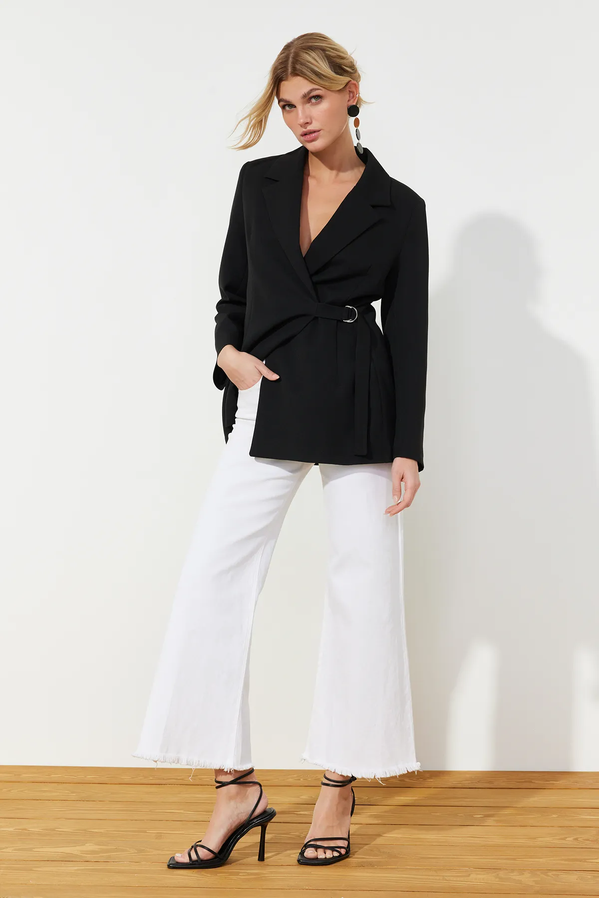 Trendyol Collection  Schwarze gewebte Accessoire-detaillierte reguläre Blazerjacke TWOSS24BC00012