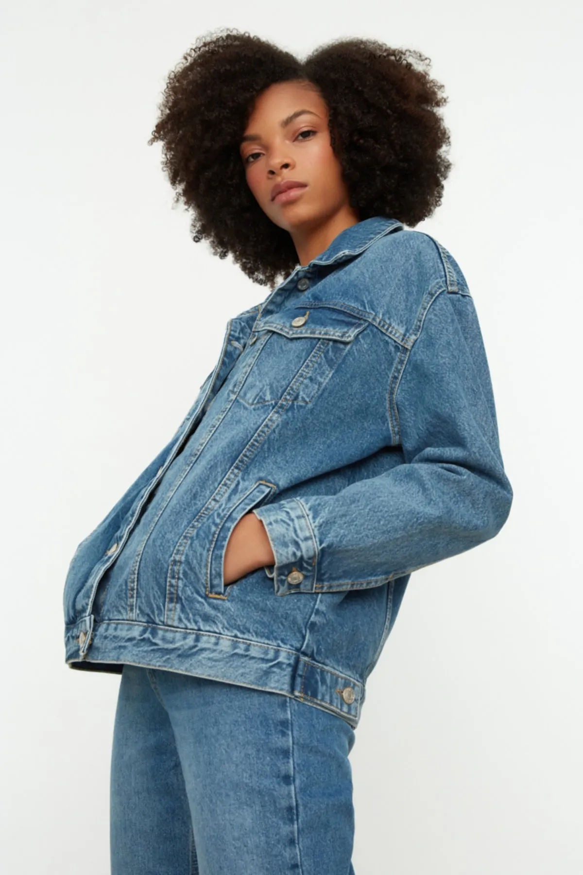 Trendyol Collection  Blaue Oversize-Trucker-Jeansjacke TWOAW22CE0364