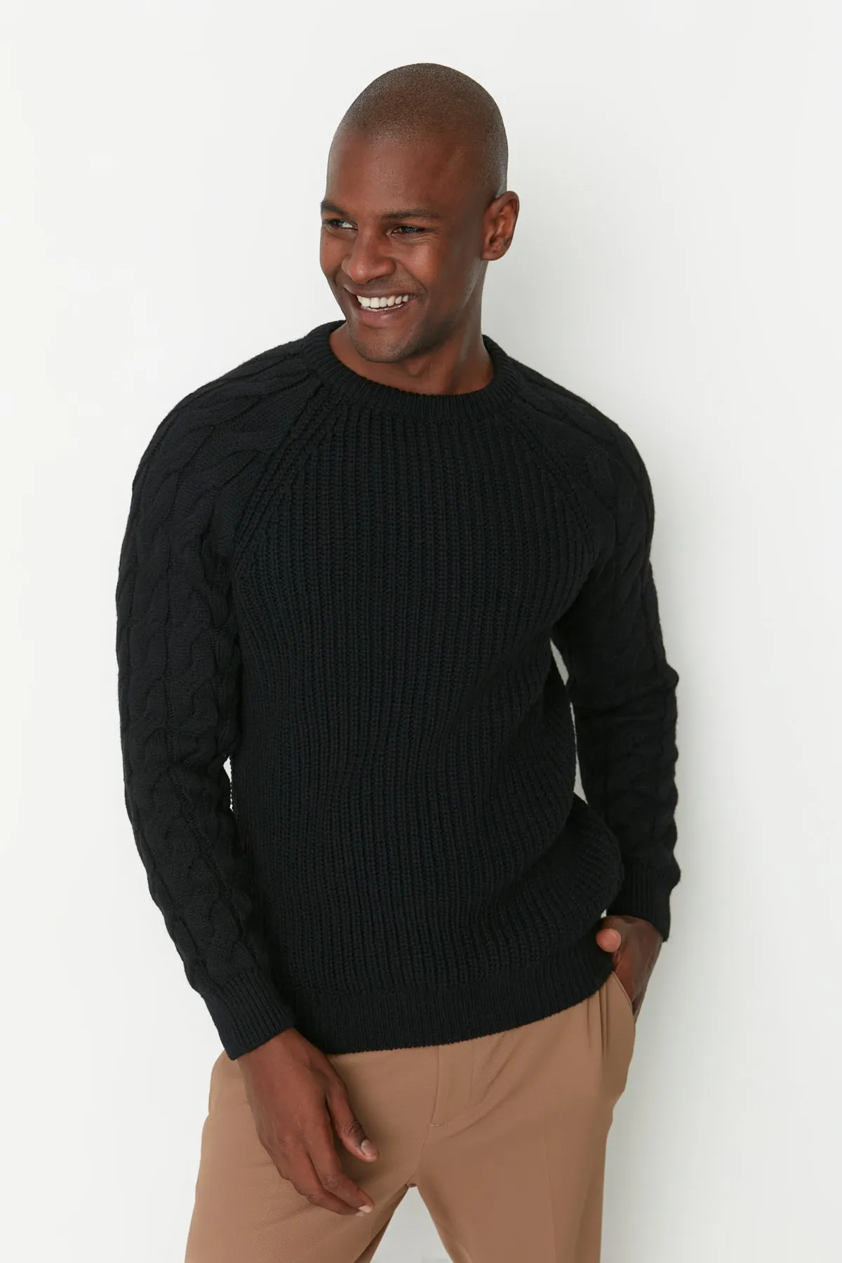 Trendyol Collection  Schwarzer Strickpullover mit Rundhalsausschnitt, normaler Passform und detailliertem Haarstrickmuster TMNAW22KZ2059