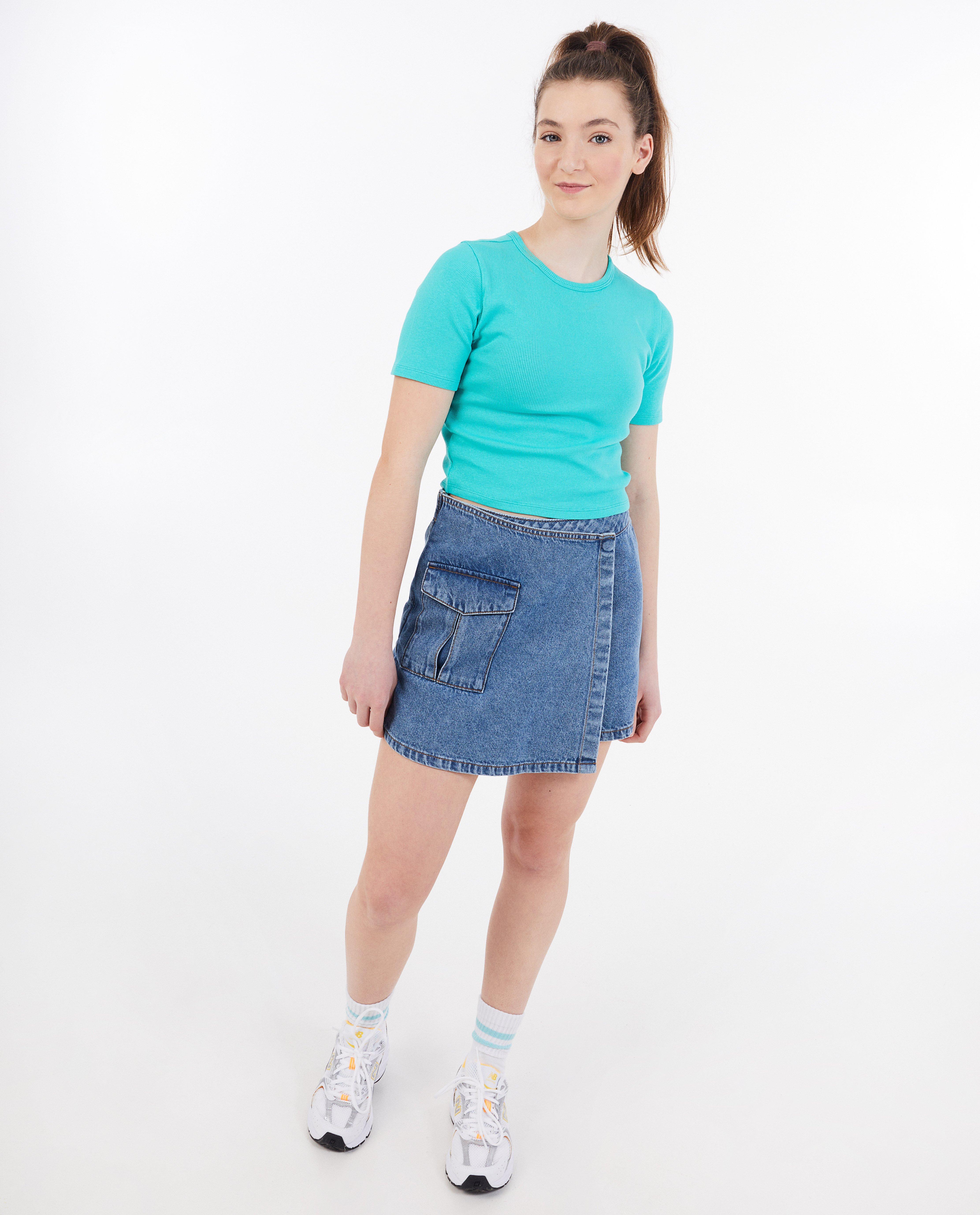 Groggy T-shirt med fina ribbstickade detaljer, cropped fit blå