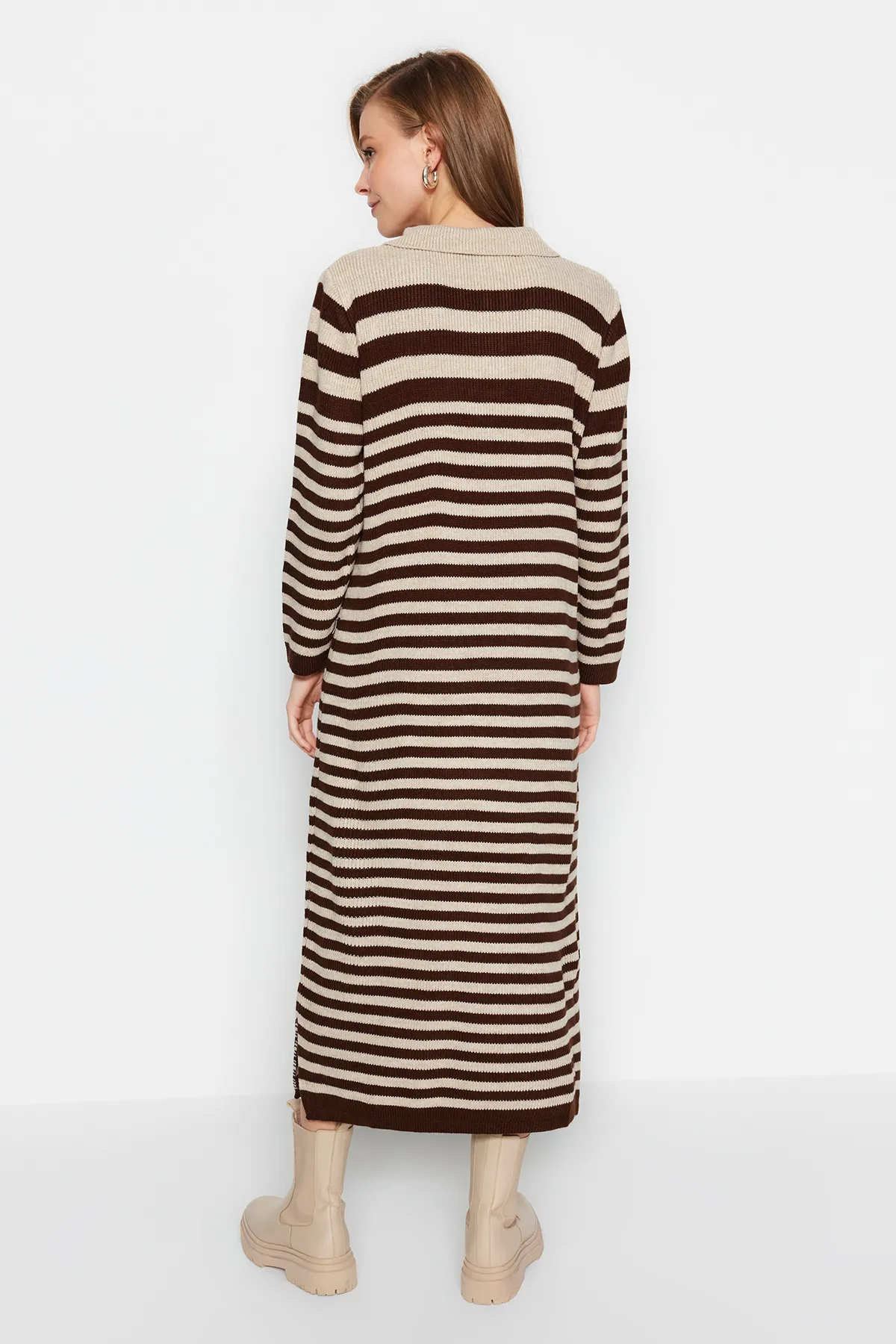 Trendyol Modest  Braunes gestreiftes Strickkleid mit Polokragen TCTAW24EB00026
