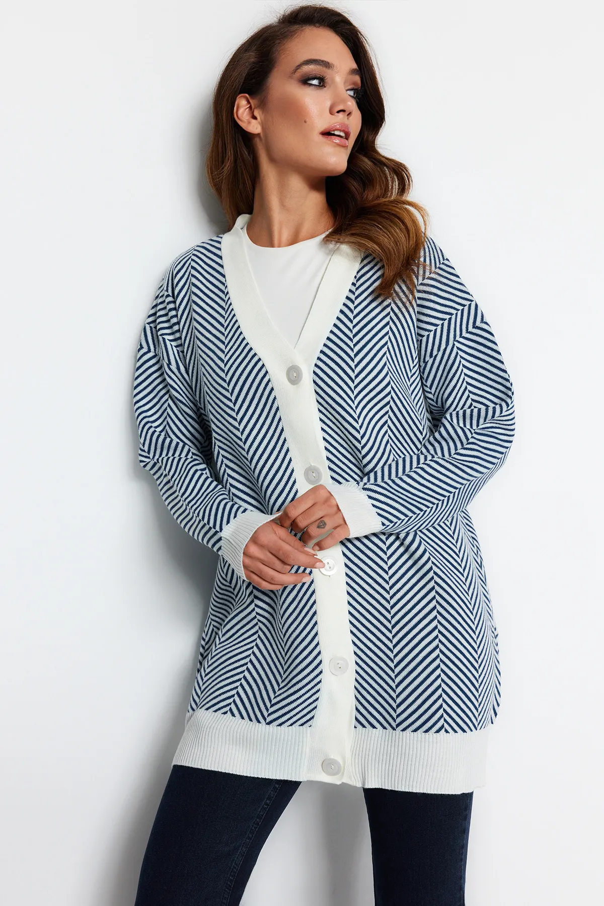 Trendyol Modest  Blau gestreifte Strickjacke TCTAW23HI00070