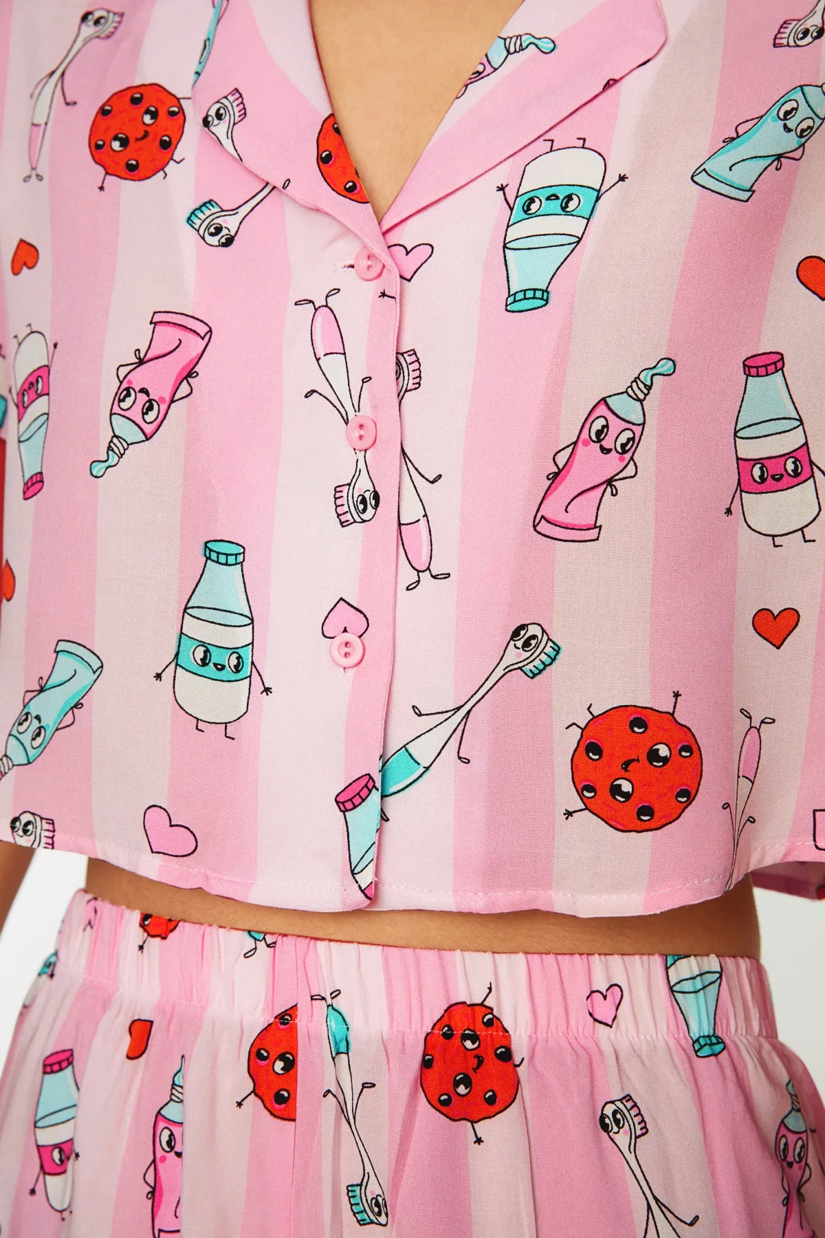 Trendyol Collection  Mehrfarbiges, lustig gemustertes Viskose-Hemd-Shorts-Webpyjama-Set THMSS22PT0069