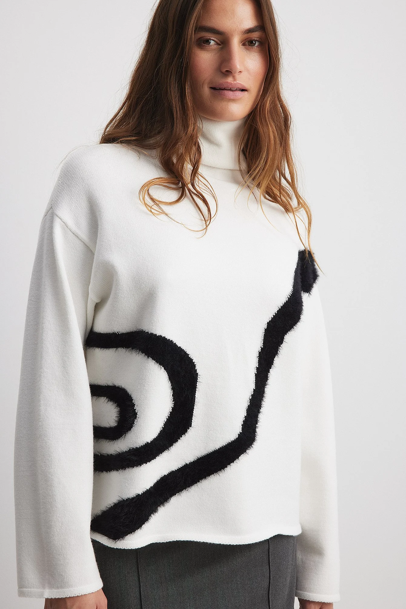 Strickpullover mit hohem Kragen und Kontrastdetails