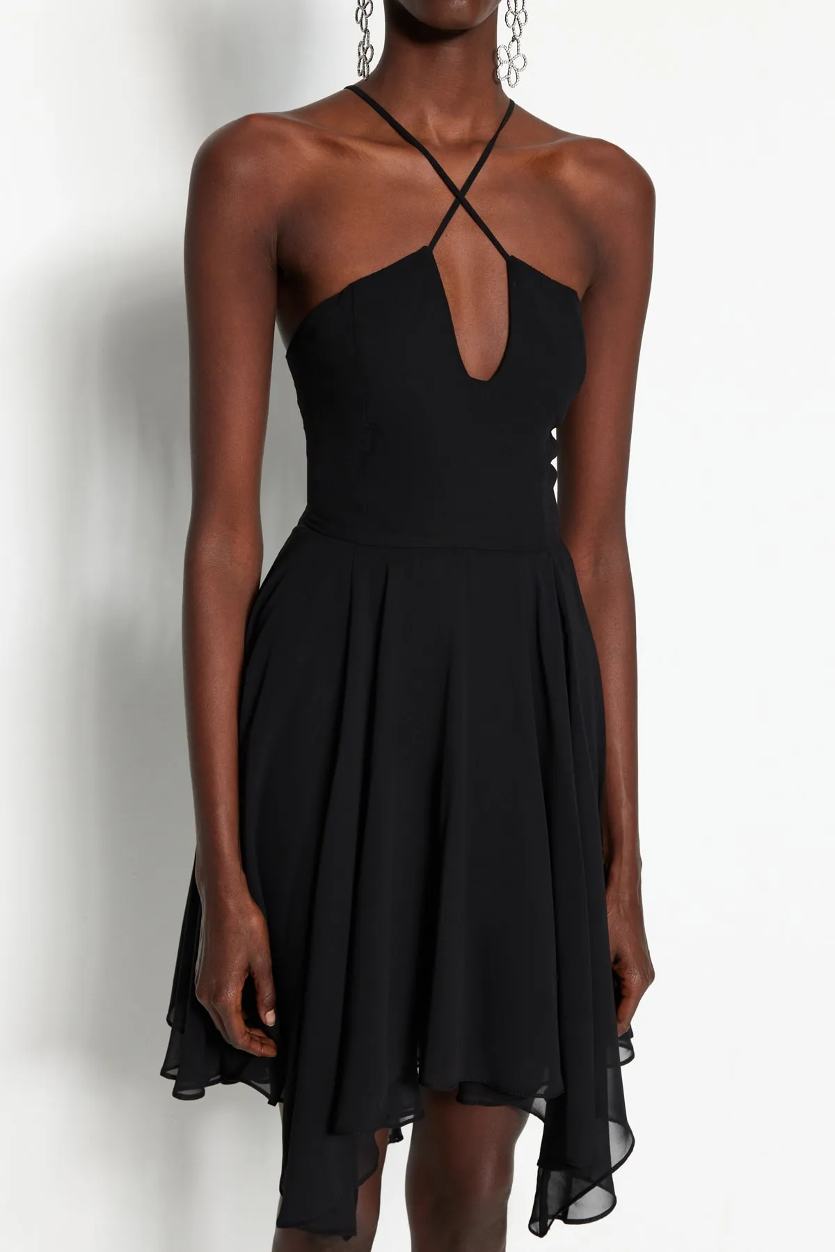 Trendyol Collection  Schwarzes Abendkleid mit Taillenöffnung/Skater-Futter und geripptem Volant aus Chiffon TPRSS23EL00229