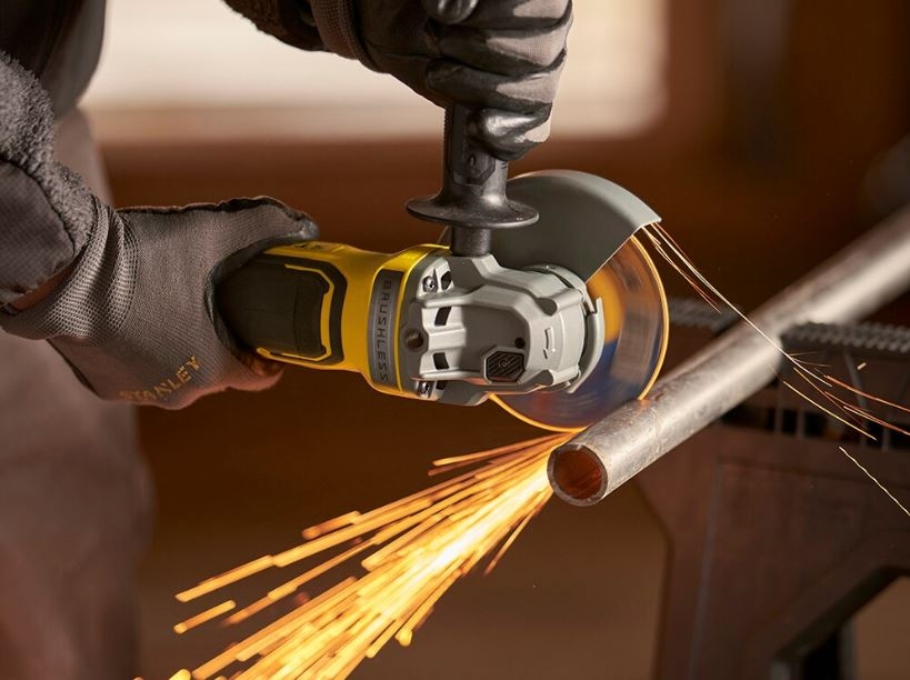 Stanley SFMCG700M2K FATMAX® V20 kampinis šlifuoklis 125 mm 18 voltų 4,0 Ah ličio jonų akumuliatorius bešepetėlinis