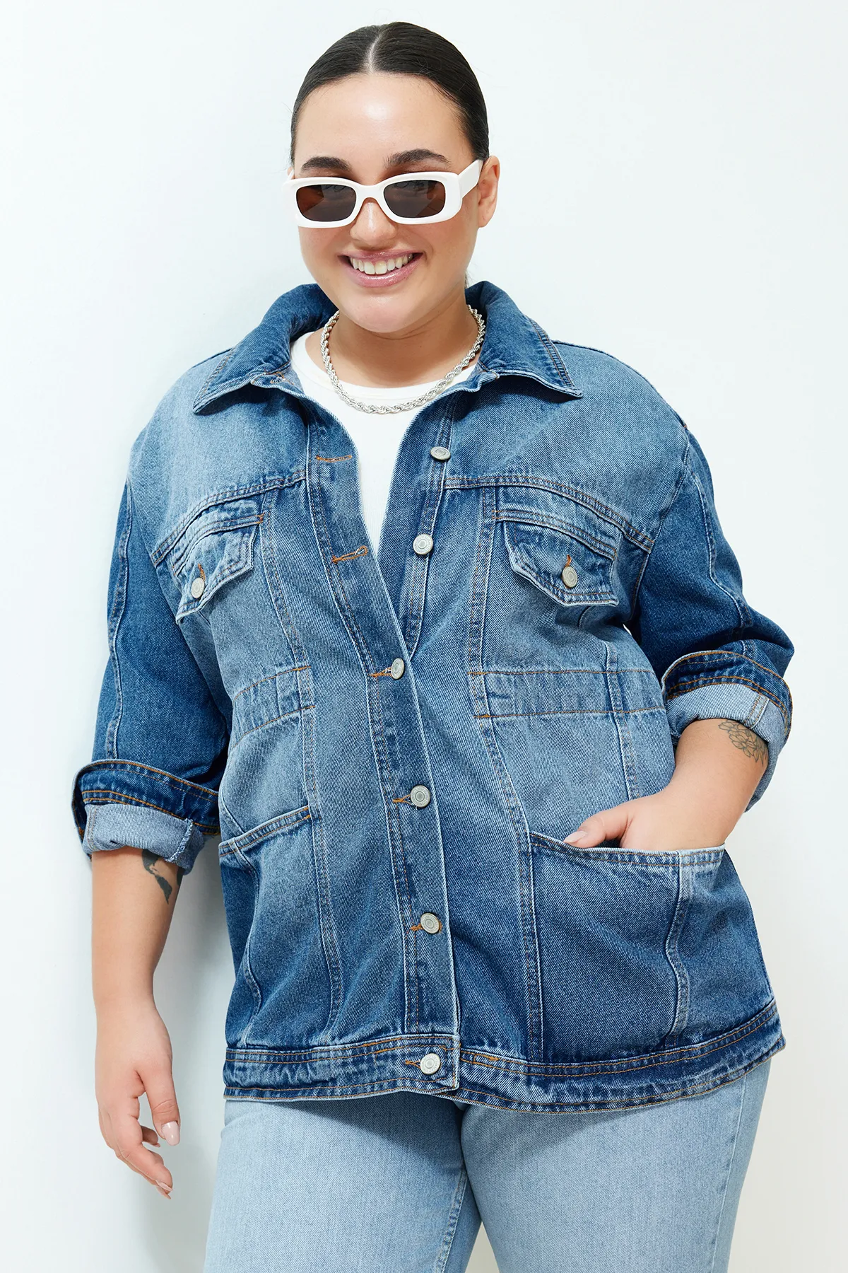 Trendyol Curve  Blaue Oversize-Jeansjacke TBBSS24AG00001