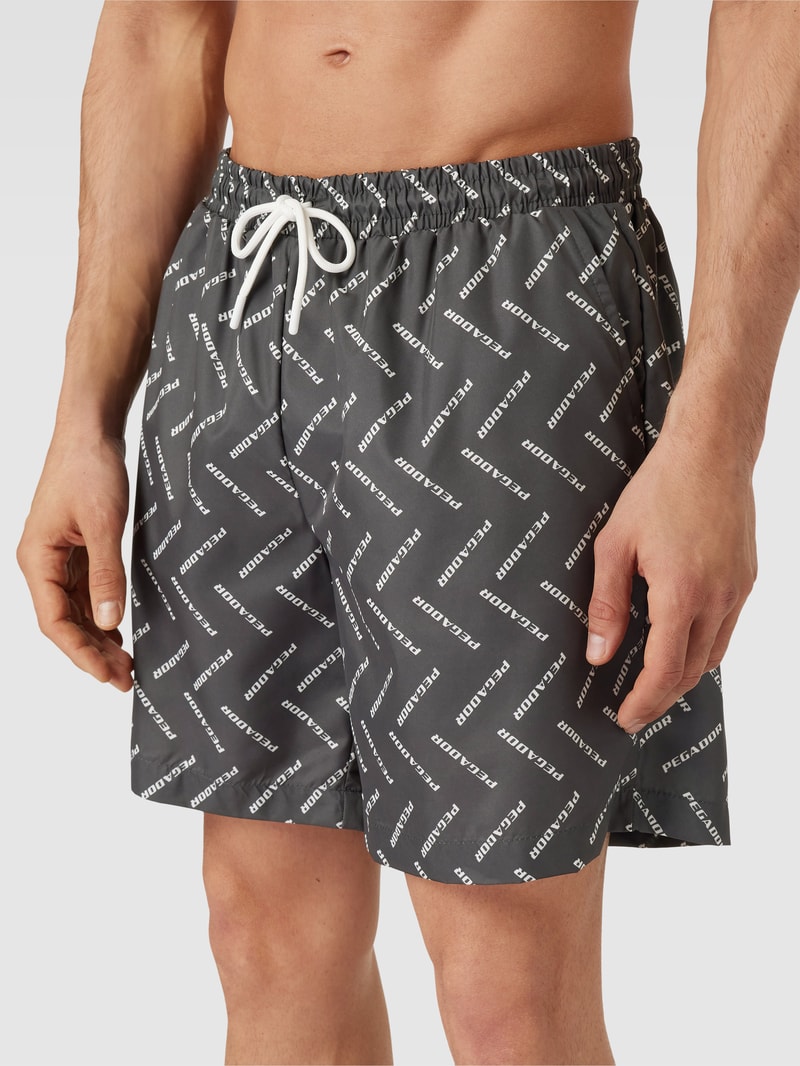 Badehose mit Label-Print Modell 'Kermint' in schwarz
