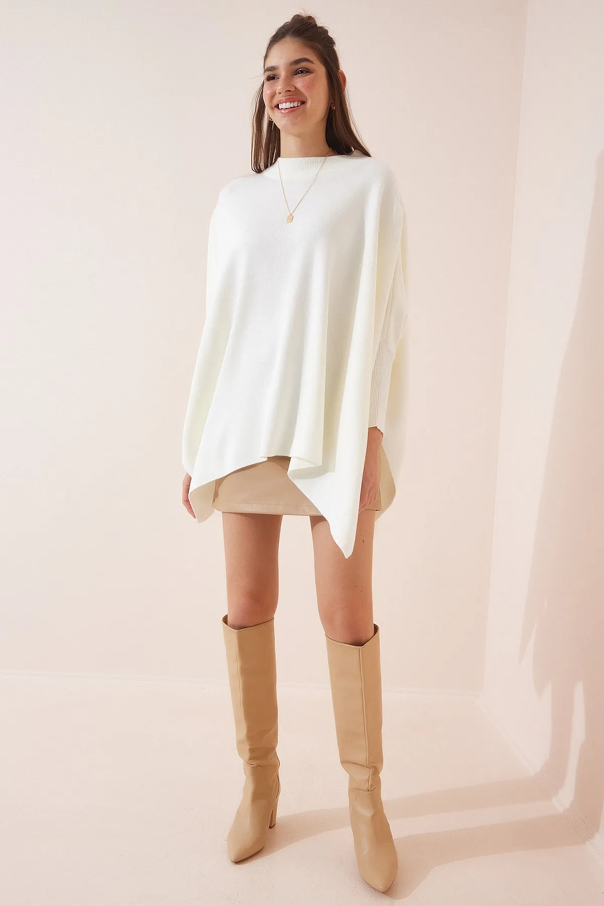 Happiness İstanbul  Ecrufarbenes Oversize-Poncho-Sweatshirt mit Seitenschlitz für Damen YY00005