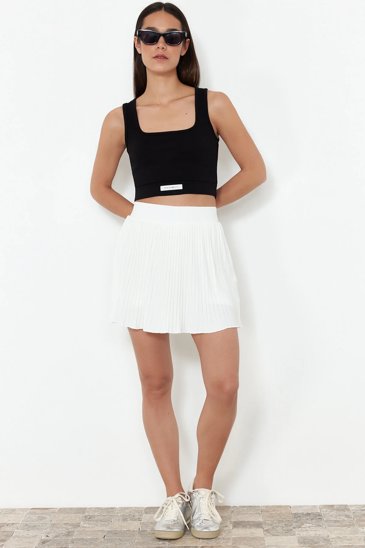Trendyol Collection  Weißer dehnbarer Minirock mit normaler elastischer Taille und Shorts TWOSS24ET00192