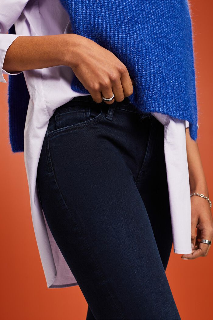 Schmal geschnittene Jeans mit mittlerer Bundhöhe