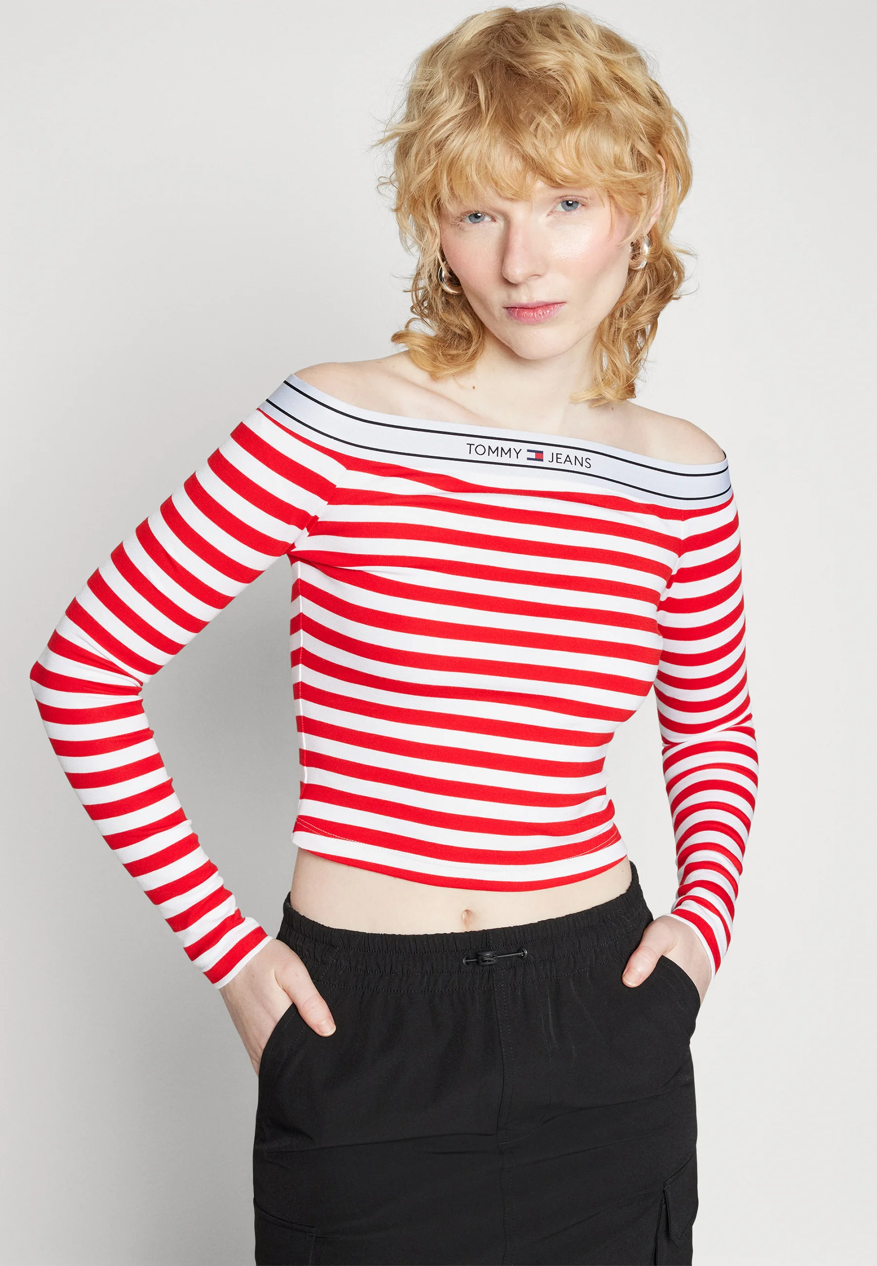 Camiseta de manga larga con cinta con el logotipo de Tommy Jeans y hombros descubiertos
