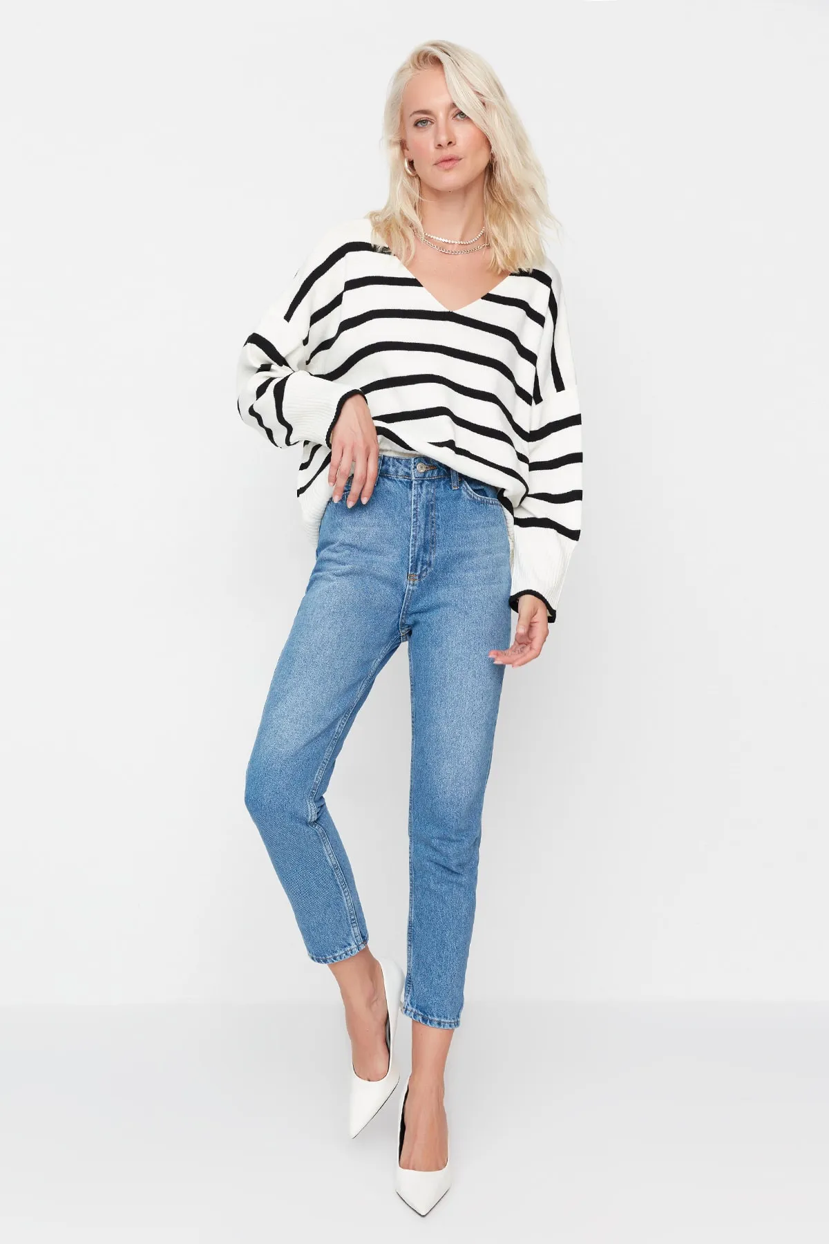 Trendyol Collection  Indigoblaue, verwaschene Mom-Jeans mit hoher Taille TWOSS20JE0099