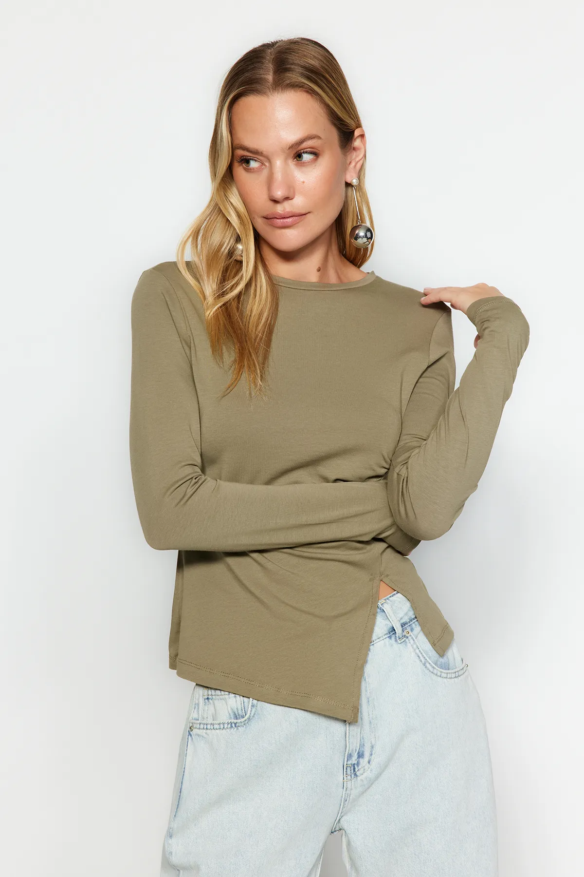 Trendyol Collection  Khakifarbene Strickbluse mit gerafftem Rundhalsausschnitt aus Baumwolle mit einem Schlitz und detailliertem Schnitt TWOAW24BZ00388