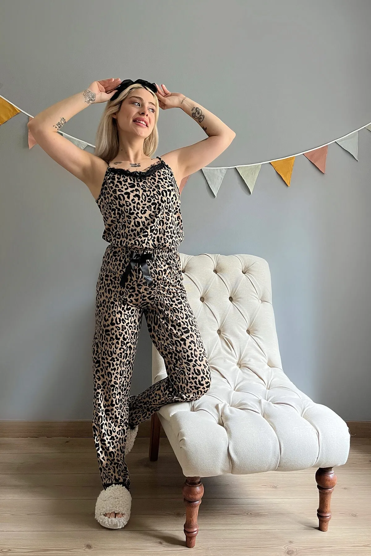 Pijamaevi  Braunes Pegasus-Pyjama-Set mit Leopardenmuster für Damen und Bademantel