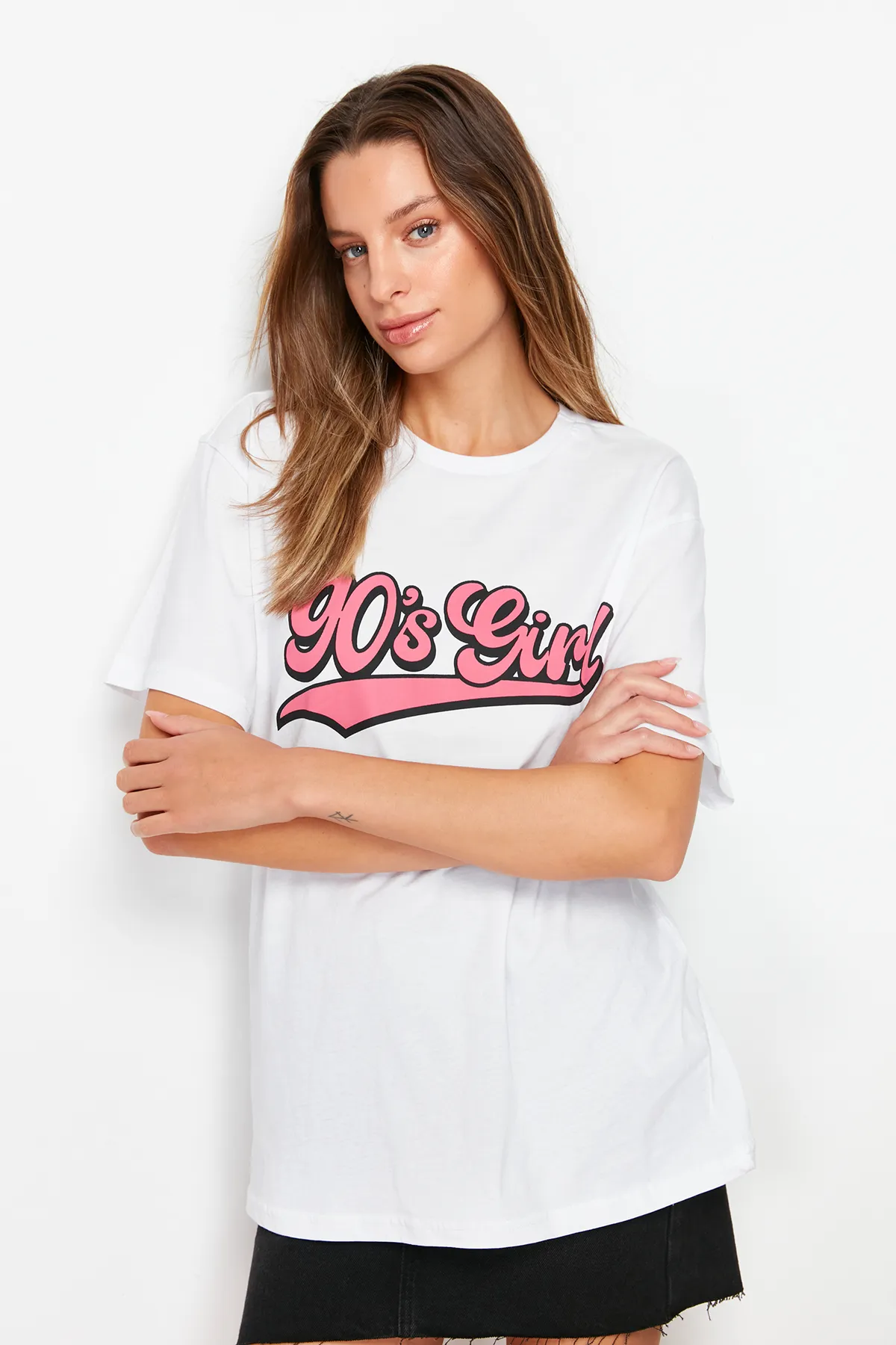 Trendyol Collection  Weißes bedrucktes Oversize/Wide Fit Strick-T-Shirt mit Stehkragen, 100 % Baumwolle TWOSS23TS00373