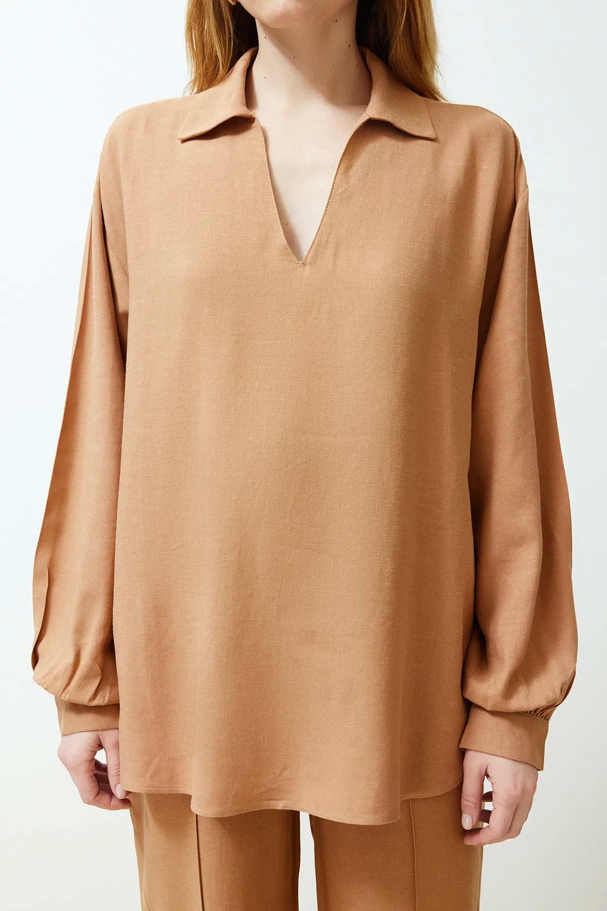 Trendyol Collection  Kamelfarbene Bluse mit weitem V-Ausschnitt und gerader Hose aus gewebtem Unterteil und Oberteil TWOSS24AU00023