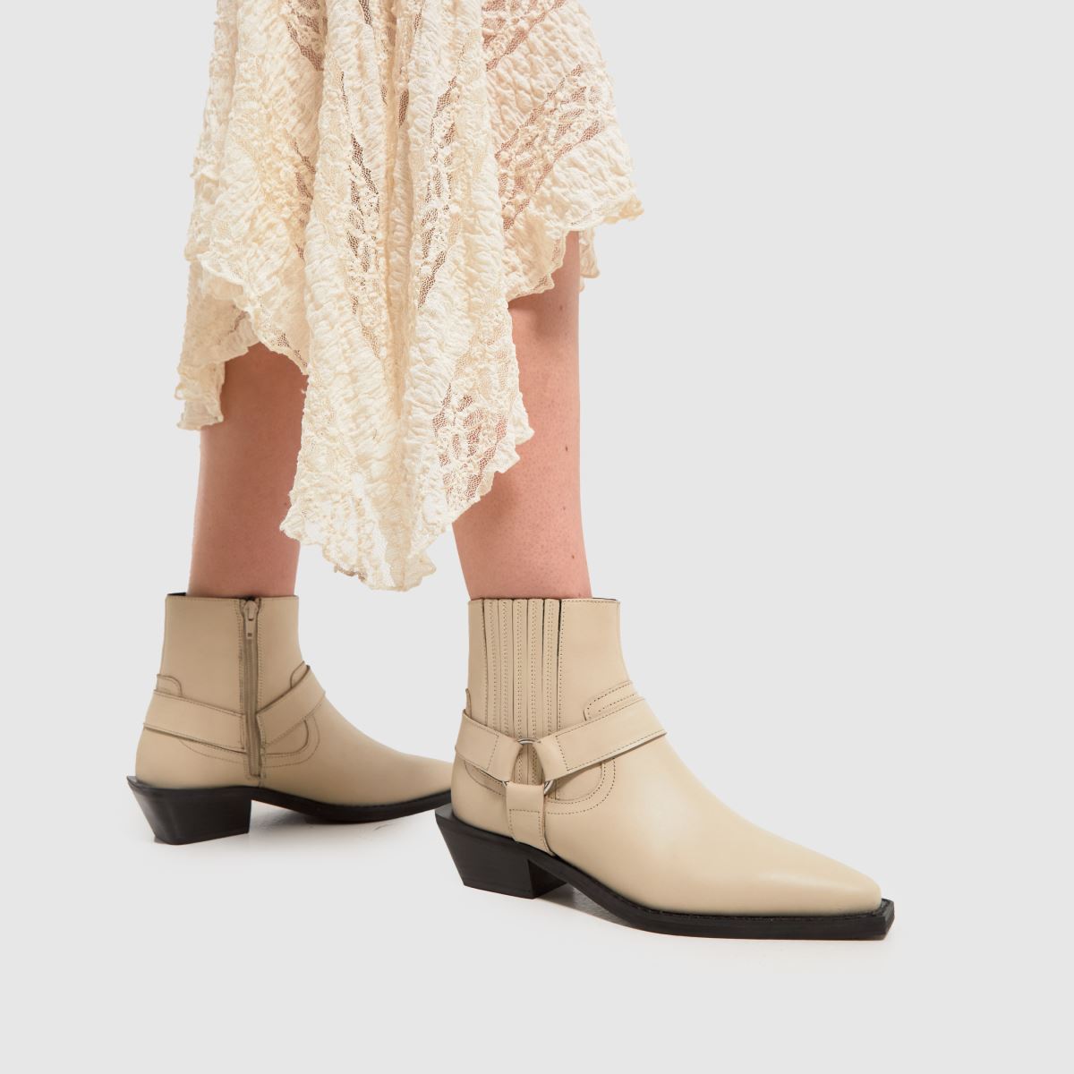 Schuh – Azlan – Vita westernstövlar med läderdetaljer