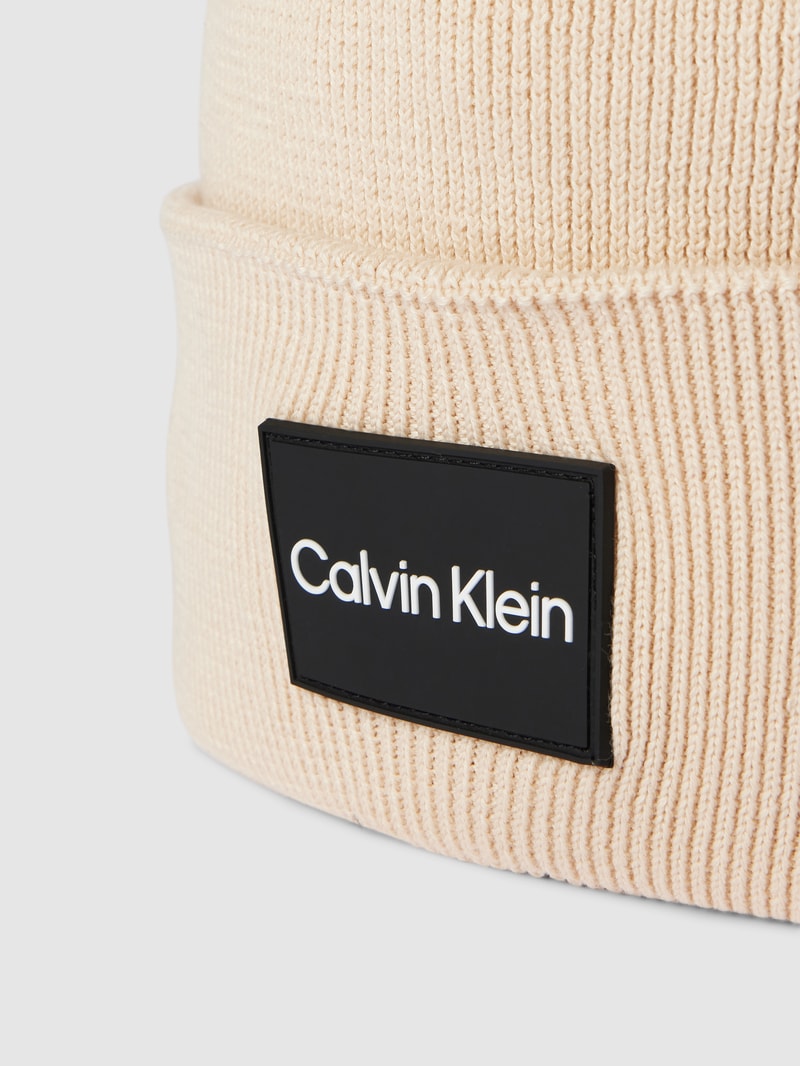 Beanie mit Label-Detail in sand