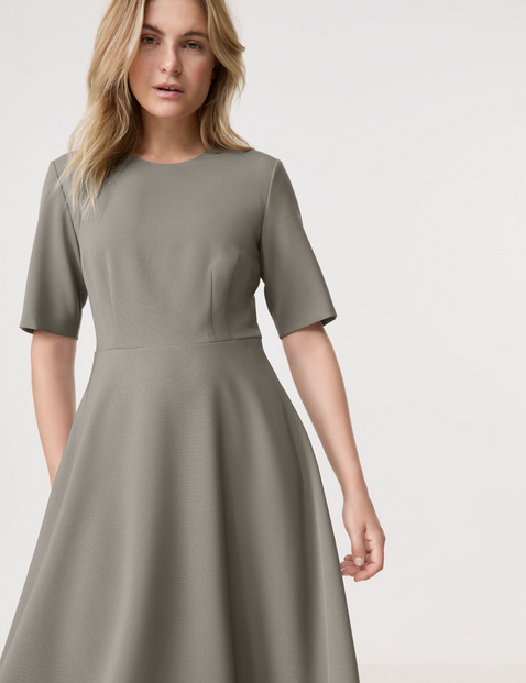 Elegantes Kleid mit ausgestelltem Rockteil