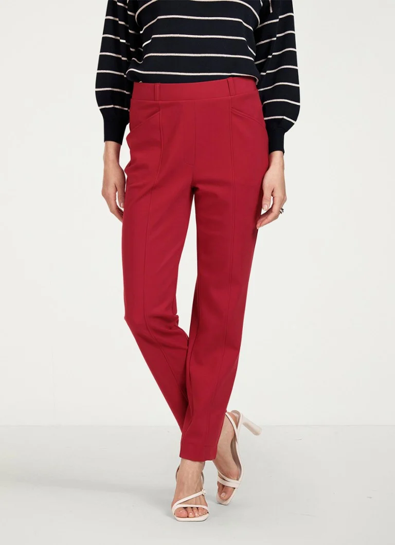 Pantaloni Luca de la Studio Anneloes, cu talie medie, croială mulată și buzunare laterale.