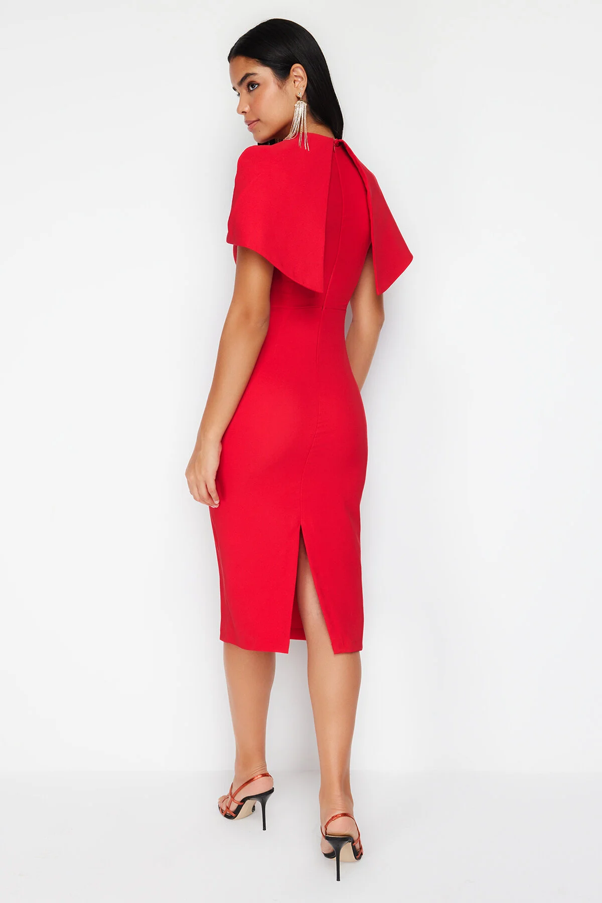 Trendyol Collection  Detailliertes, elegantes Abendkleid mit roten Ärmeln