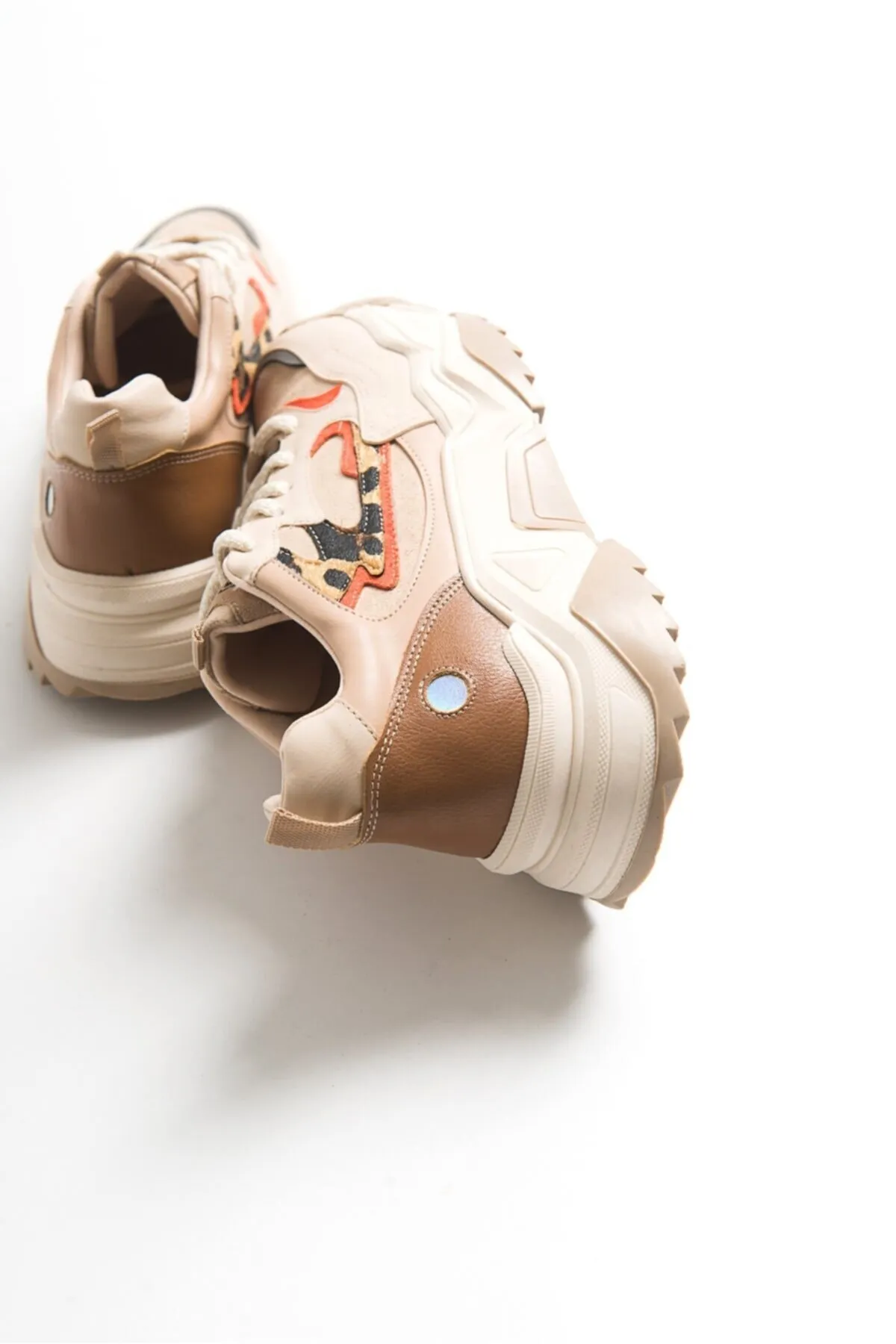 LuviShoes  Beigefarbene Leoparden-Sneaker für Damen