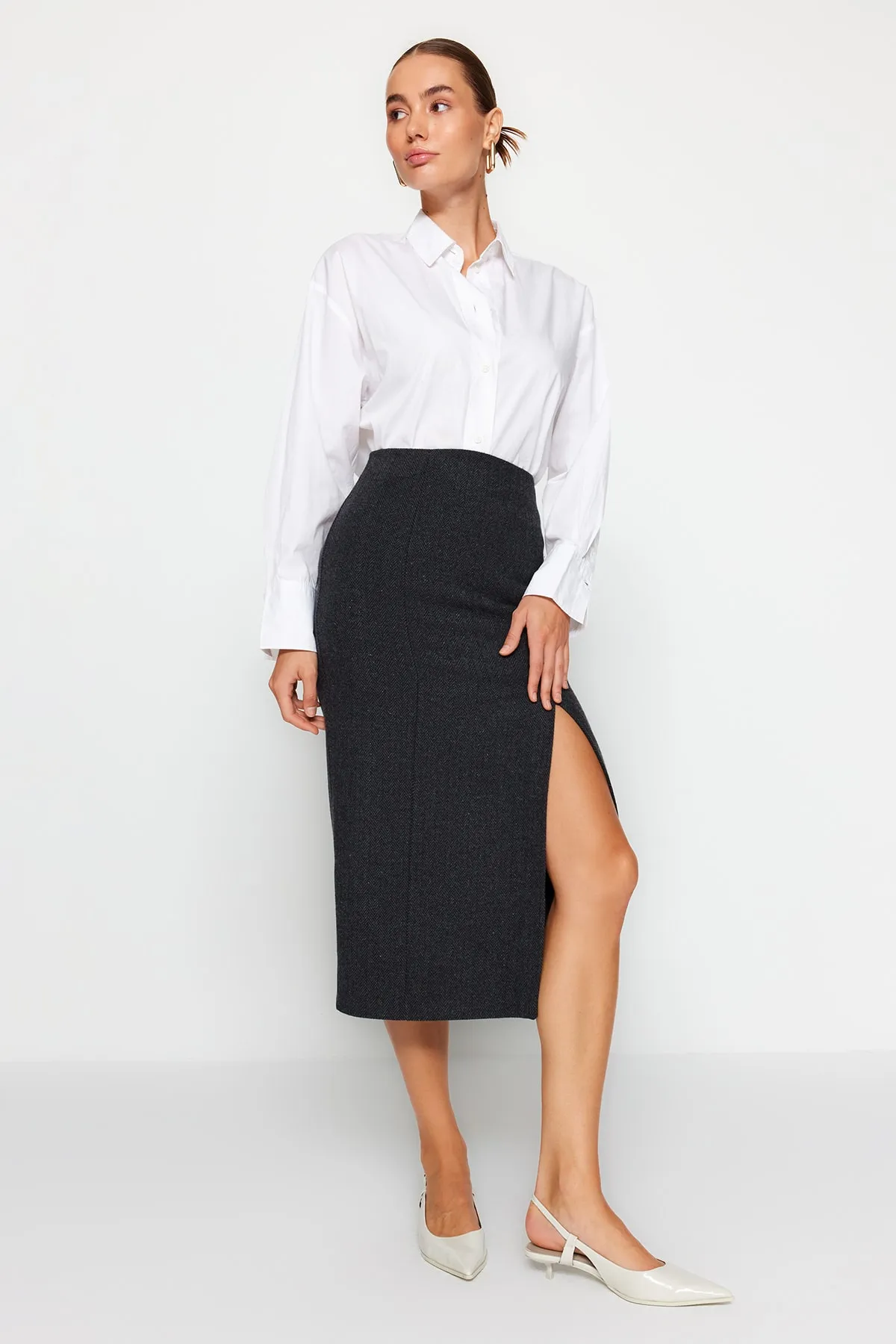 Trendyol Collection  Schwarzer Midi-Webrock aus Stash-Stoff mit Schlitz und detailliertem Schnitt TWOAW24ET00231