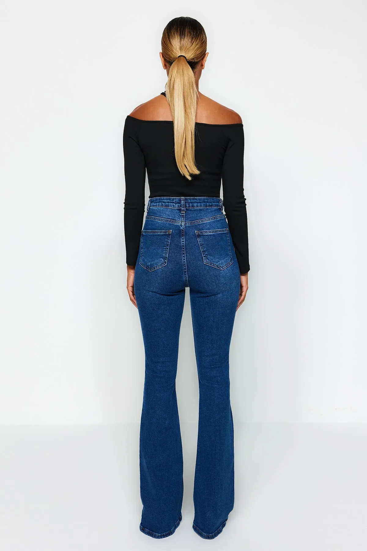 Trendyol Collection  Blaue Schlagjeans mit hoher Taille und Knopfleiste vorne TWOSS20JE0111