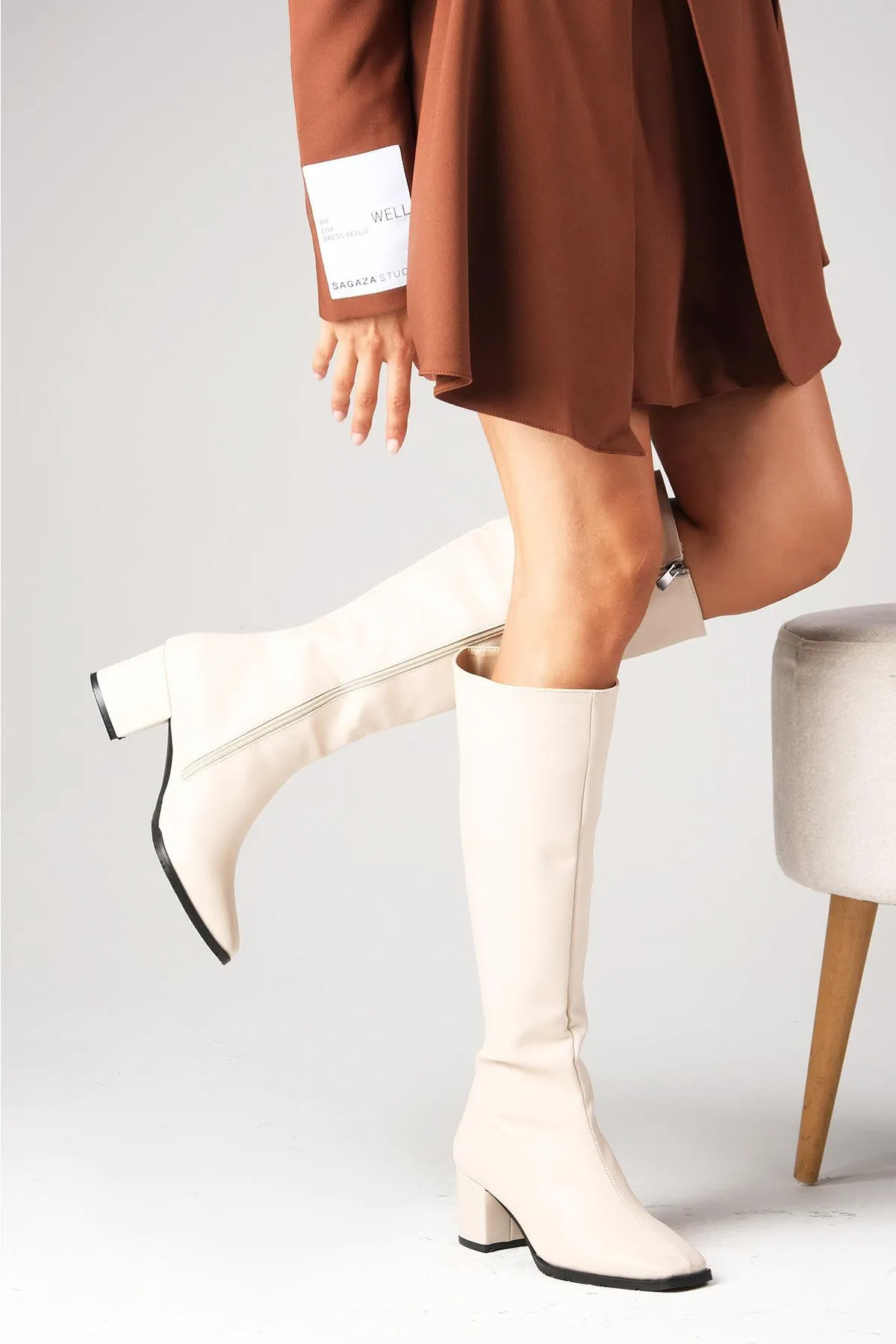 Mio Gusto  Courtney Beigefarbener seitlicher Reißverschluss, dünne, mit Kunstpelz gefütterte, stumpfe Damenstiefel mit Absatz