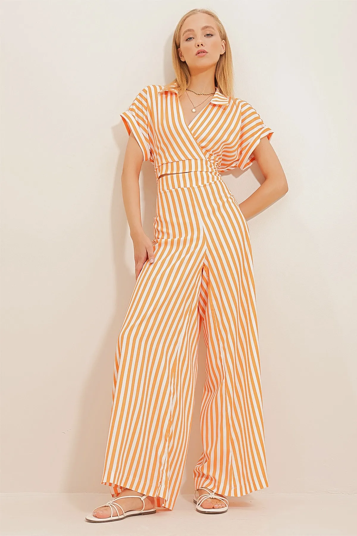Trend Alaçatı Stili  Orangefarbenes Damen-Set aus Bluse und Hose mit zweireihigem Kragen und Streifenmuster ALC-X10588