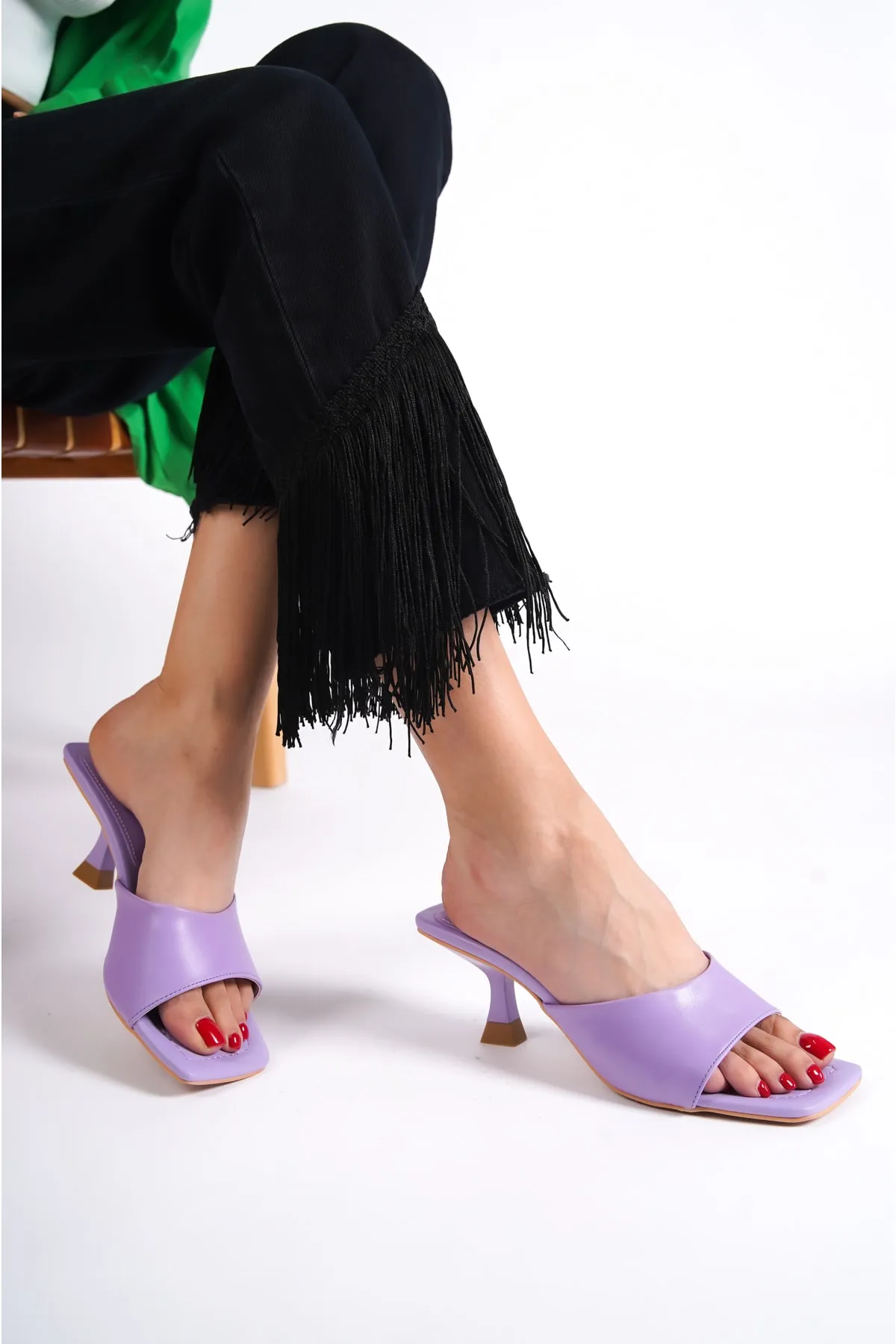 Capone Outfitters  Capone Blunt Toe Single Strap Hourglass Heeled Lilac Damenhausschuhe