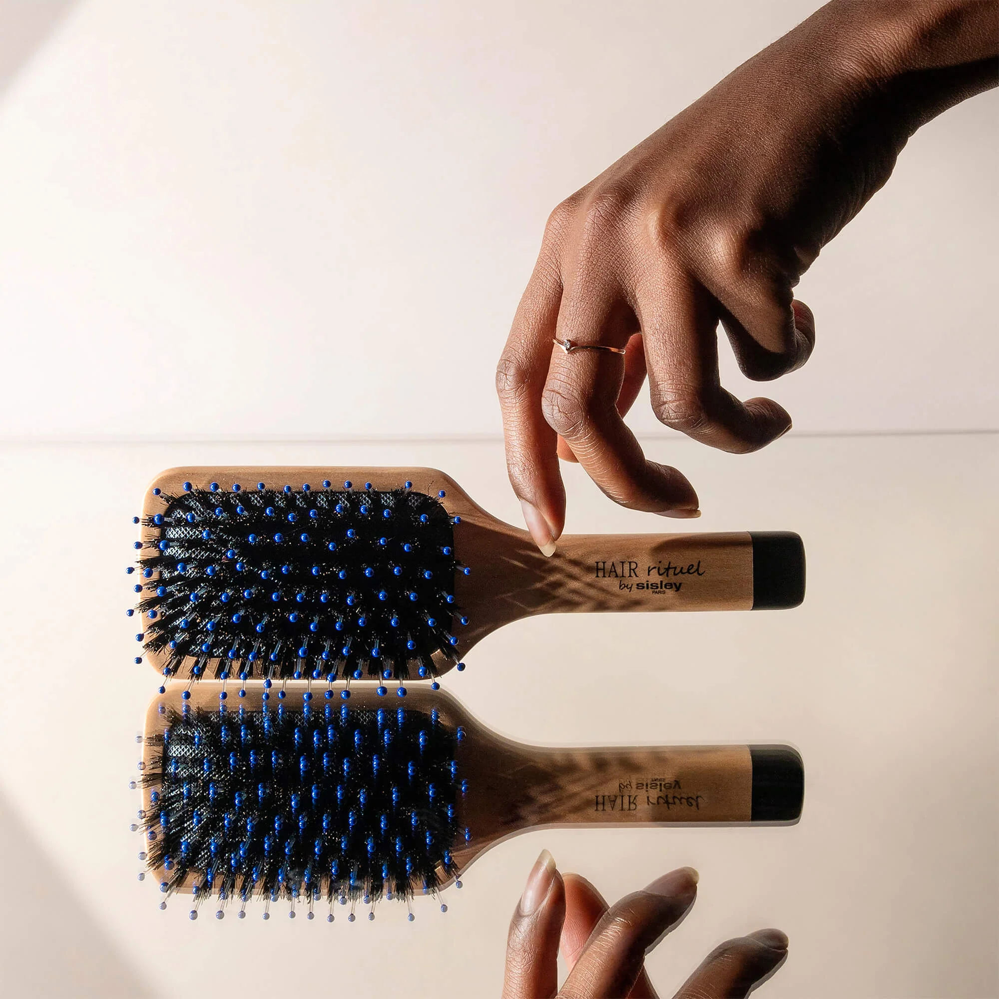 Ла Броссе де Поцхе Брилланце ет Доуцеур четке - Четке