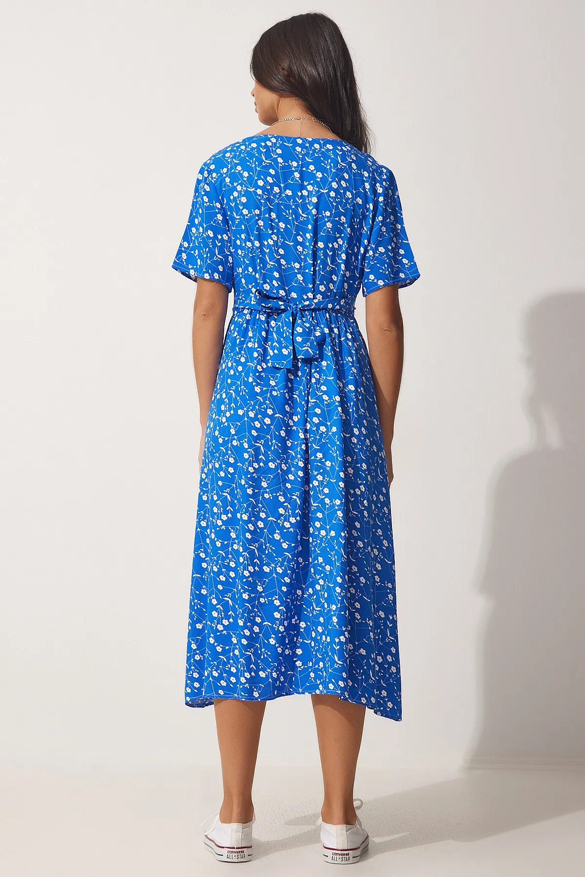 Happiness İstanbul  Blaues, geblümtes, geknöpftes Viskose-Sommerkleid für Damen CI00083