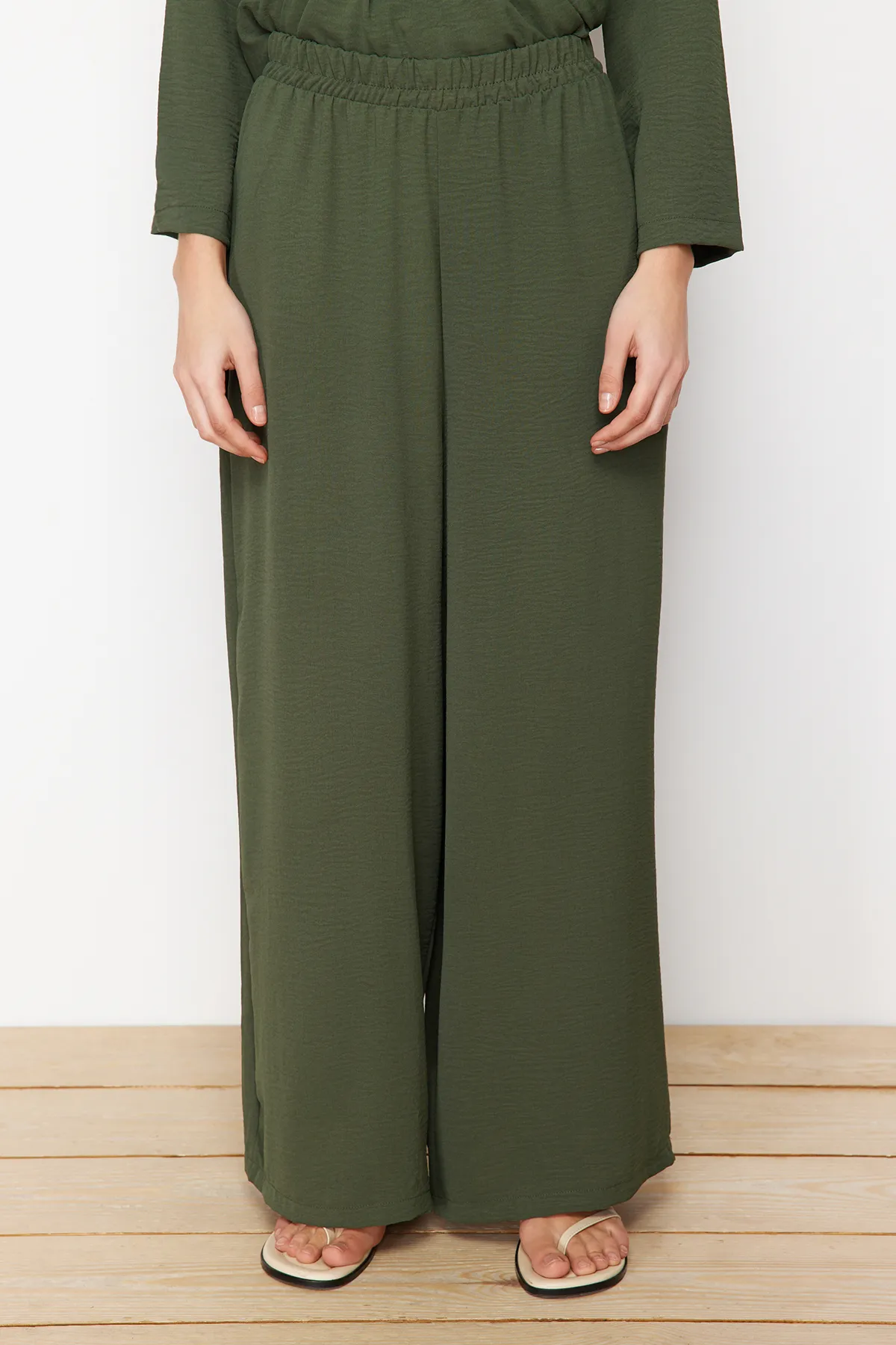 Trendyol Modest  Khakifarbenes Aerobin-Tunika-Set mit Kordelzug und Hose aus gewebtem Unterteil und Oberteil TCTSS24US00009