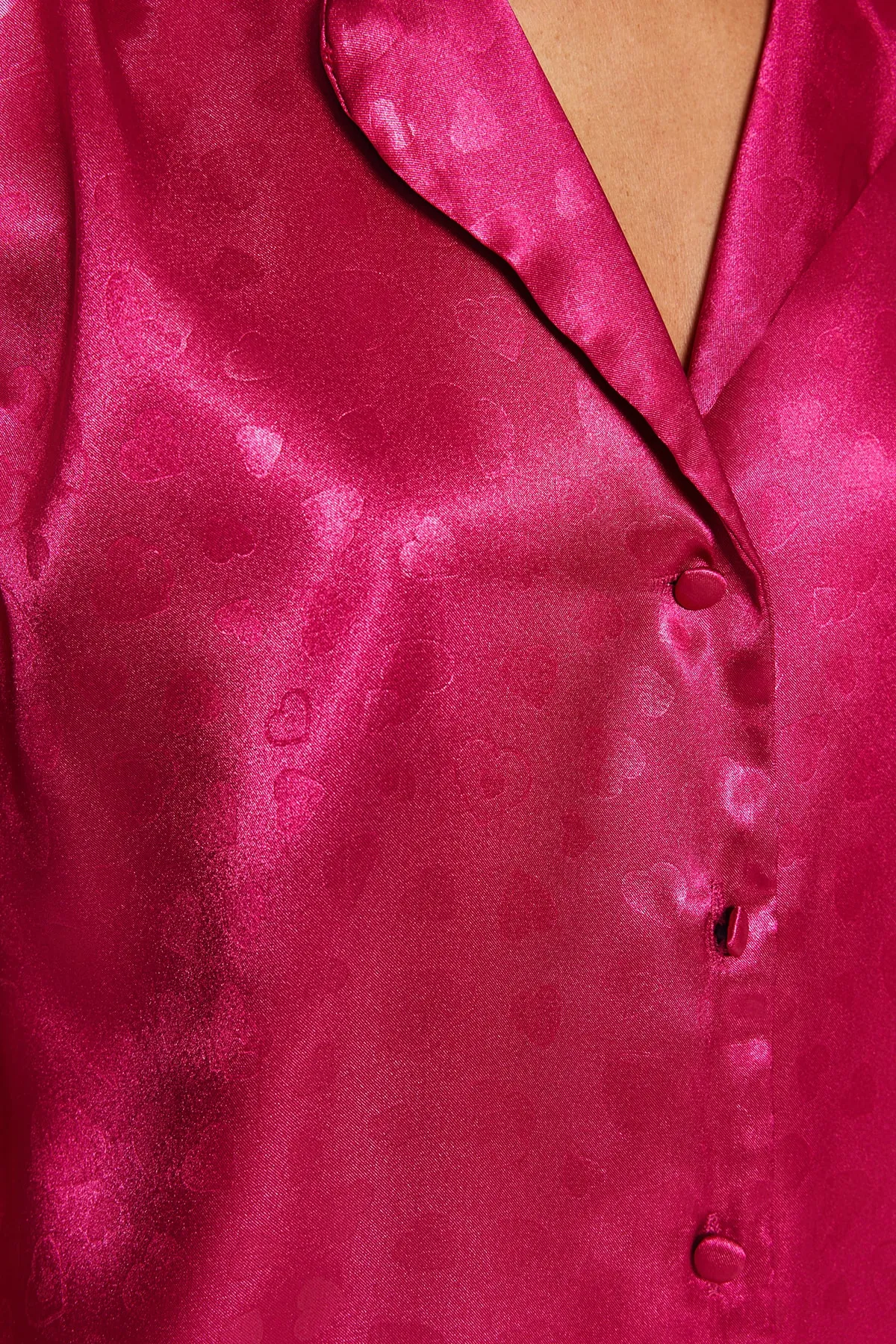 Trendyol Collection  Rosa Pyjama-Set aus gewebtem Satin mit Herzen THMSS23PT00237