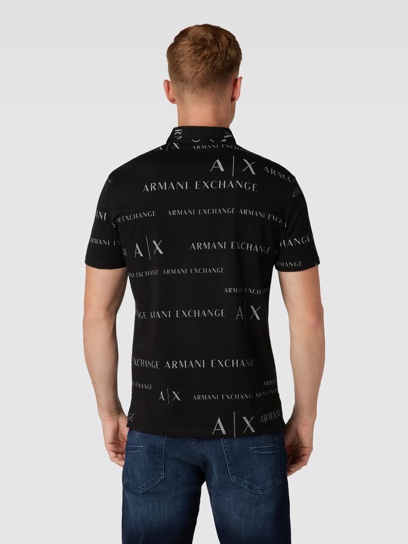 Poloshirt mit Allover-Label-Muster in schwarz