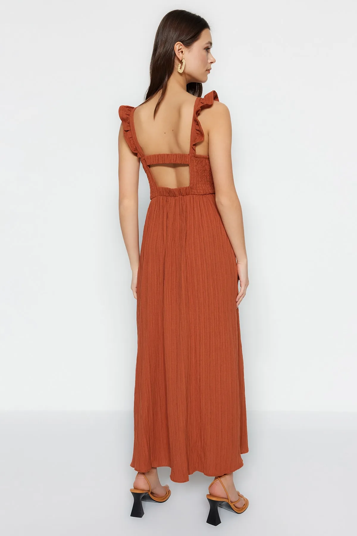 Trendyol Collection  Zimtfarbenes Maxi-Webkleid mit geradem Schnitt und quadratischem Ausschnitt und Rüschen, TWOSS23EL02273