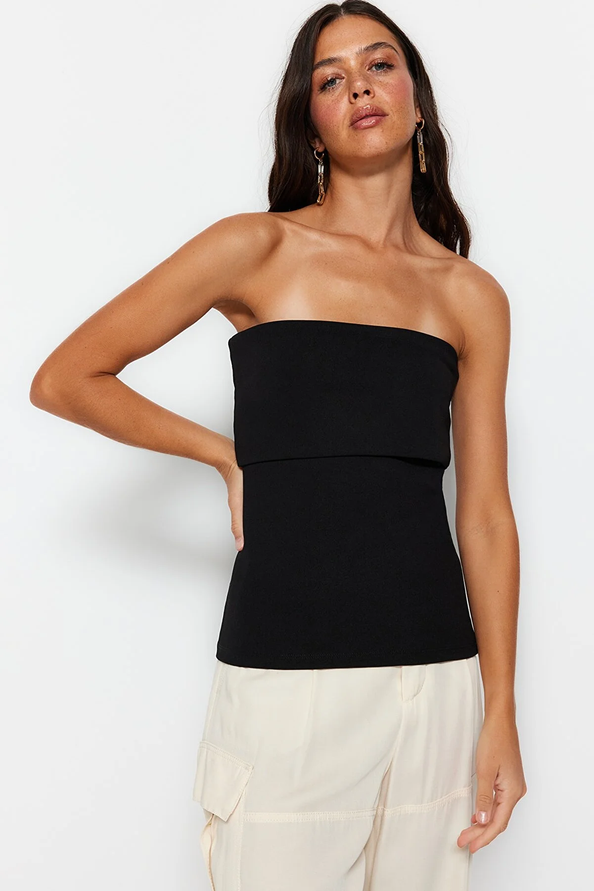 Trendyol Collection  Schwarze Krepp-Strickbluse mit trägerlosem Kragen und seitlichem Reißverschluss TWOSS23BZ00928