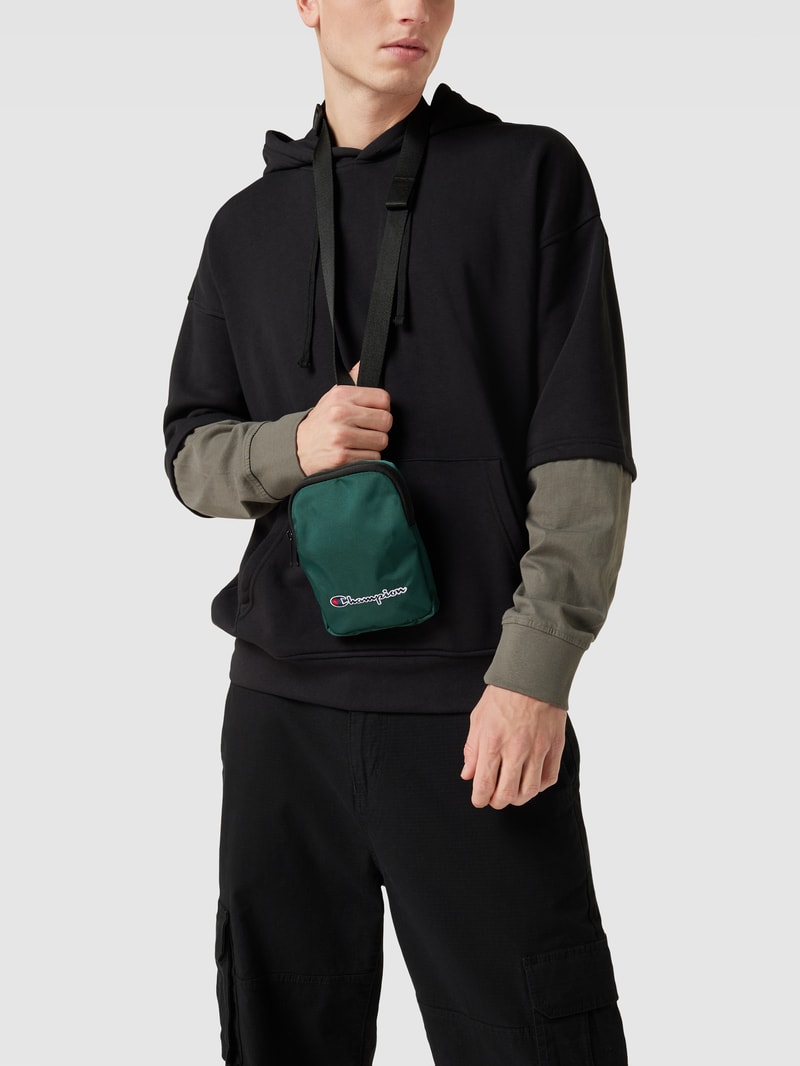 Umhängetasche mit Label-Stitching Modell 'Small Shoulder Bag' in bottle