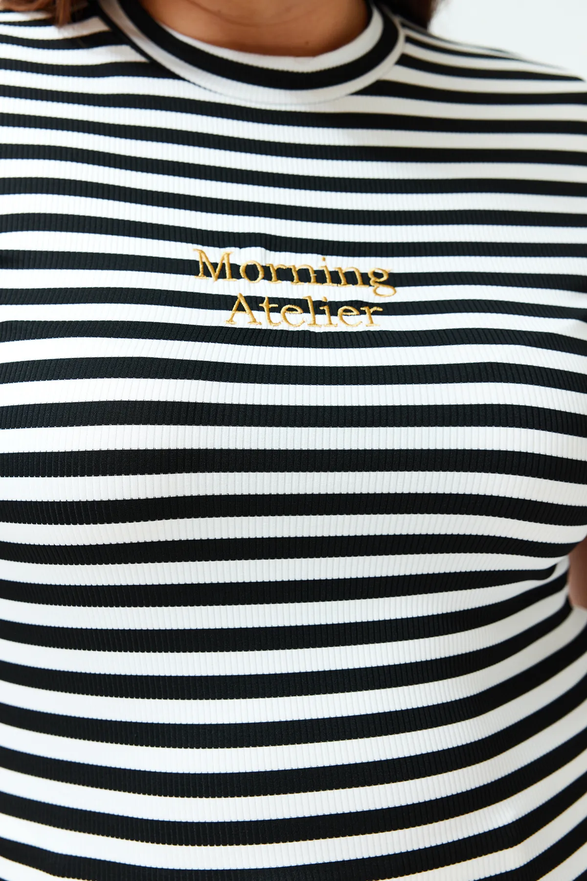 Trendyol Curve  Schwarz-weiß gestreiftes, besticktes, detailliertes Strick-T-Shirt TBBSS24BF00004