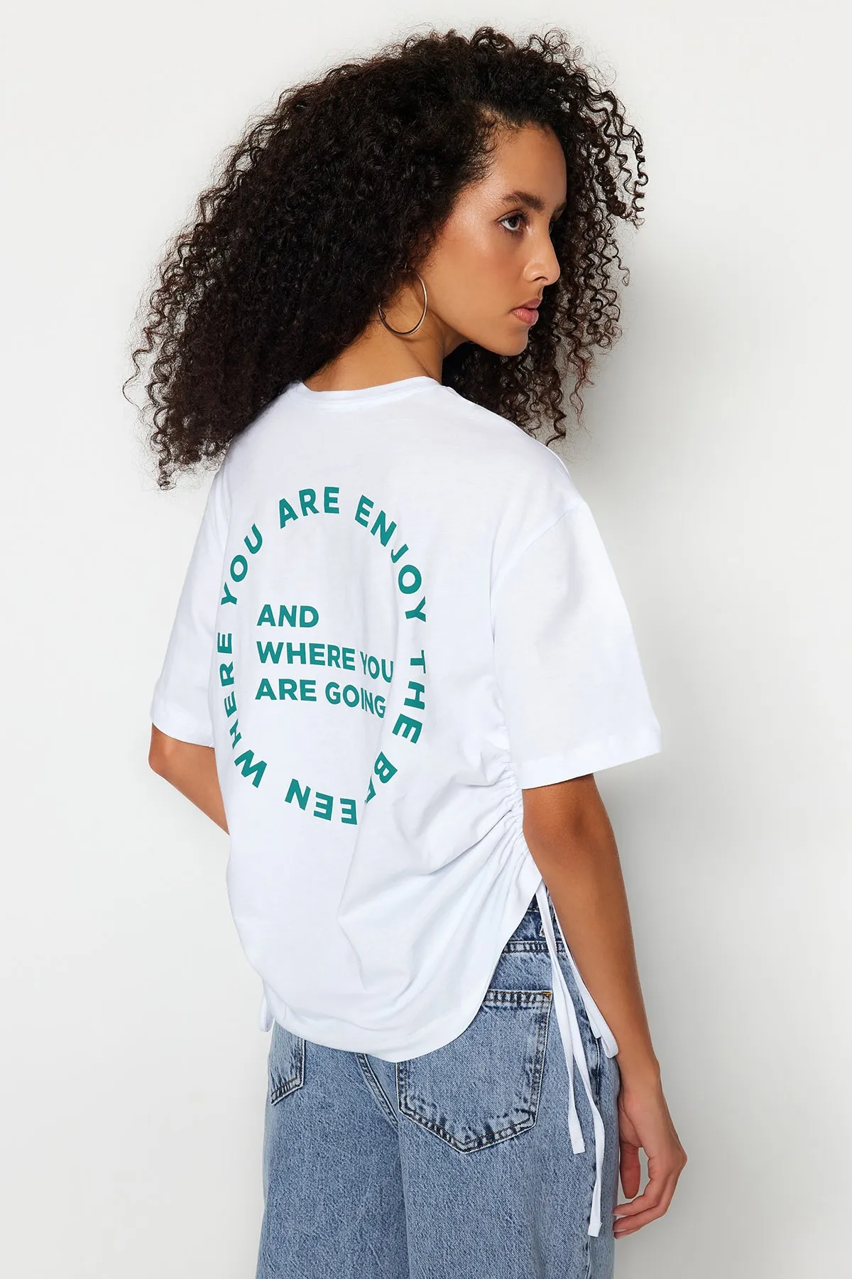 Trendyol Collection  Weißes T-Shirt mit Rundhalsausschnitt aus 100 % Baumwolle mit gerafftem Rückenausschnitt und detaillierter Boyfriend-Passform TWOSS23TS00150