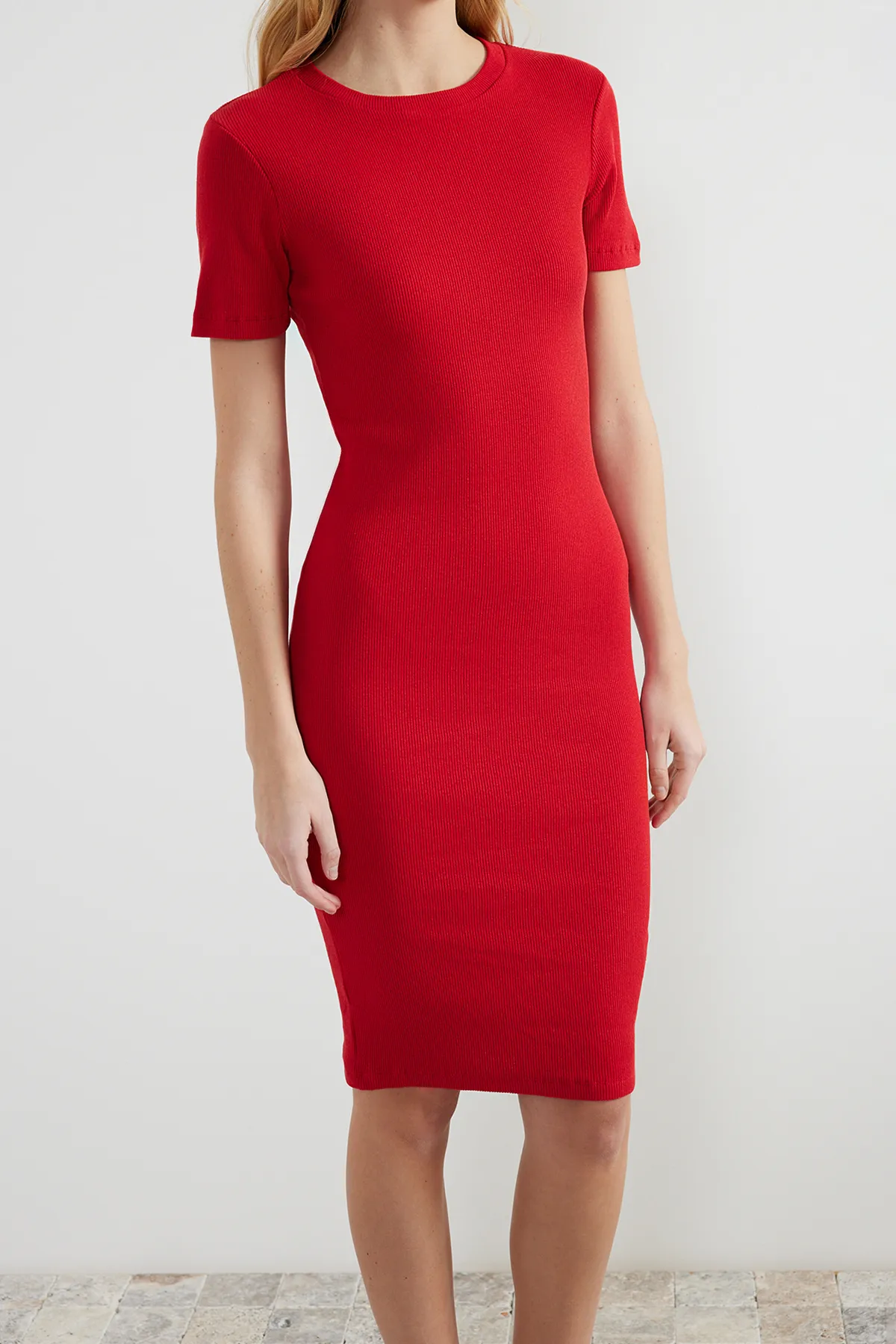 Trendyol Collection  Rotes, geripptes, dehnbares Strick-Midi-Bleistiftkleid mit Rundhalsausschnitt TWOSS24EL00486