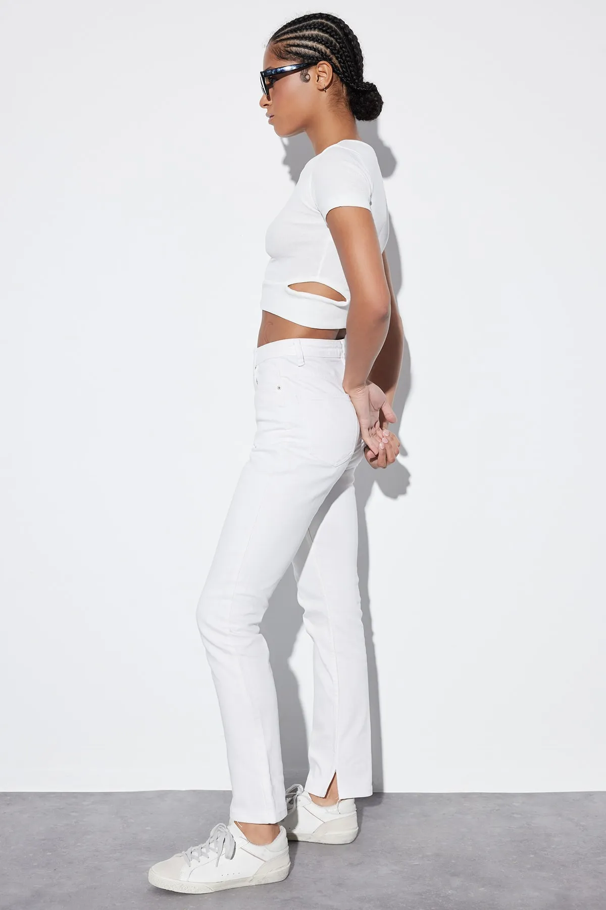 Trendyol Collection  Weiße Jeanshose mit Schlitz und hoher Taille und schmalem Schlag TWOAW22JE0382