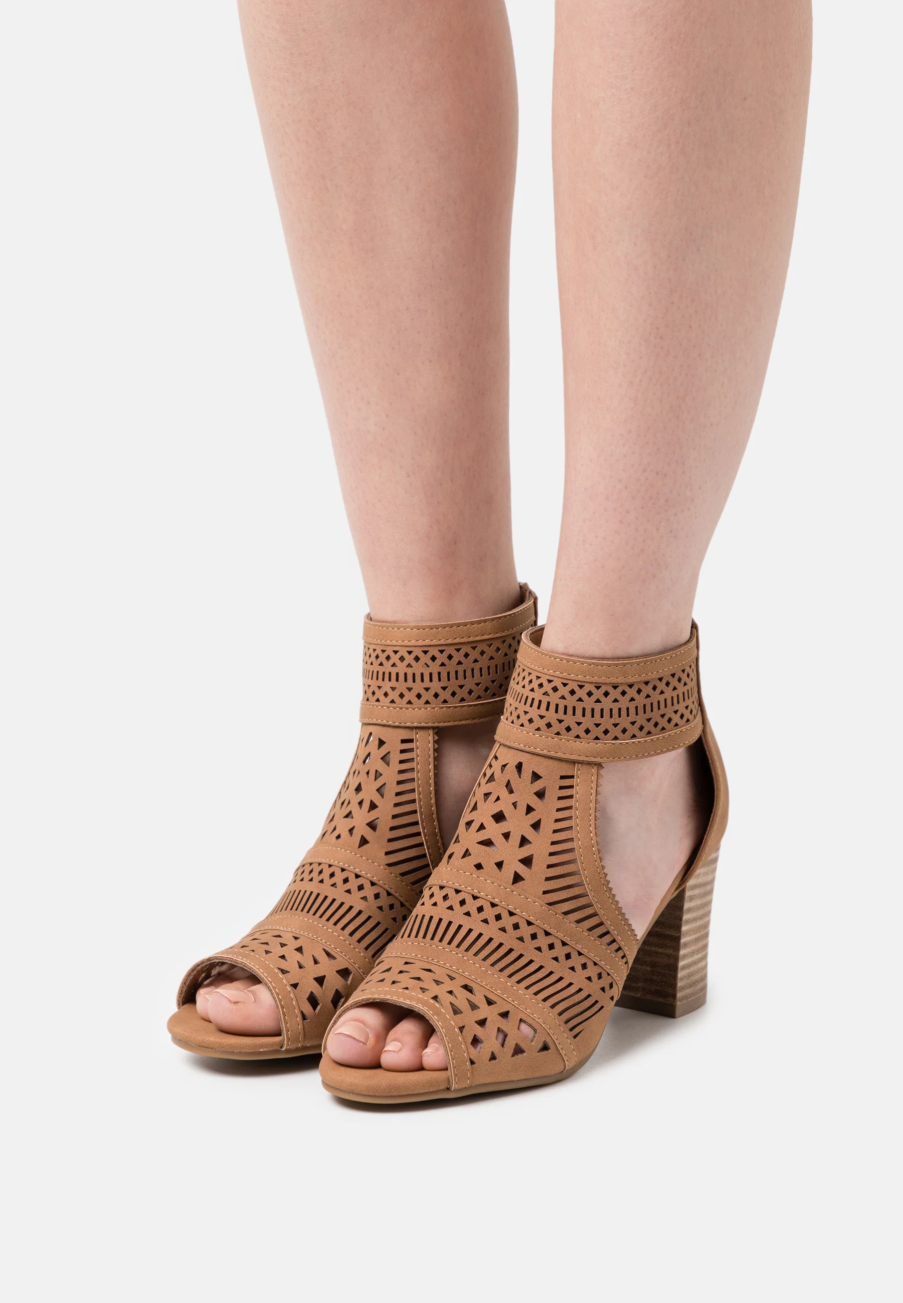 Sandalias con tiras XTI