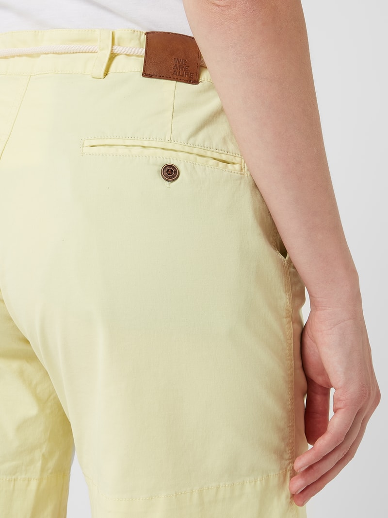 Shorts mit Gürtel Modell 'Jule' in hellgelb
