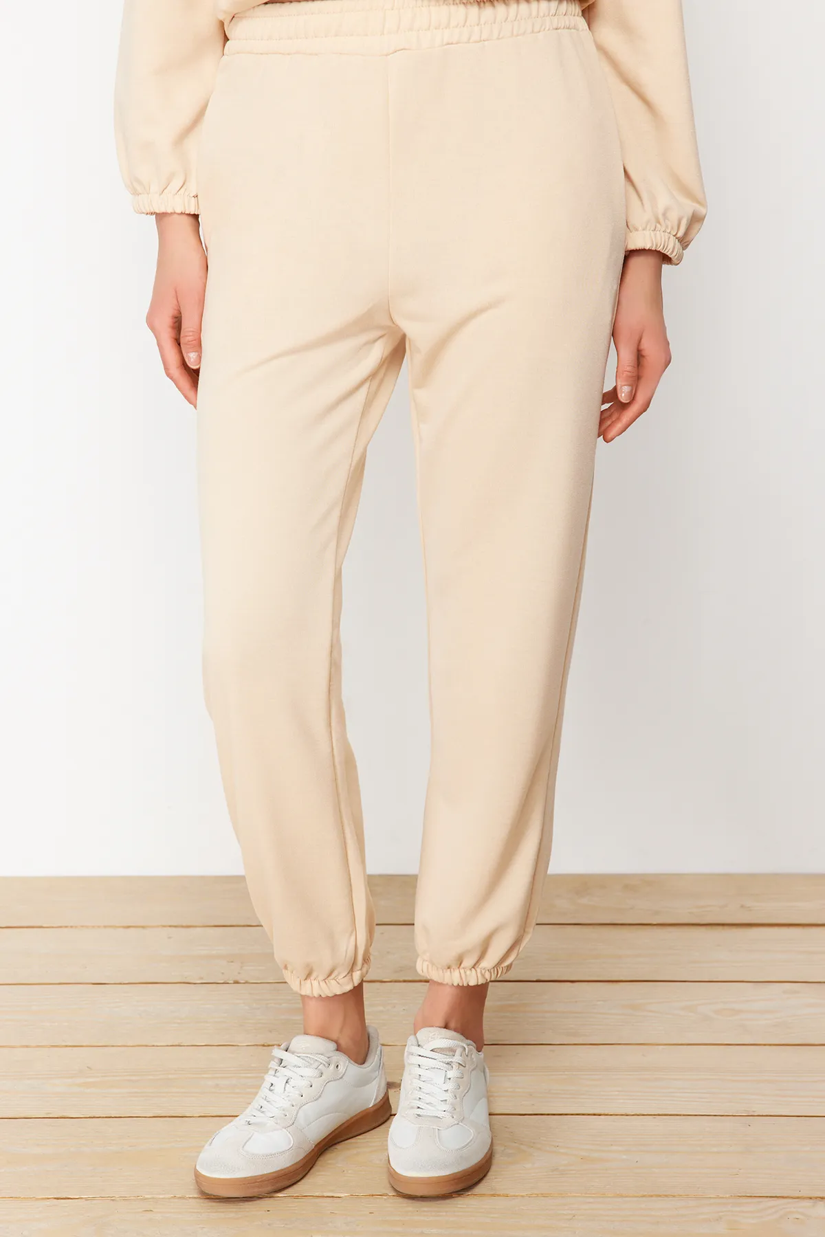 Trendyol Modest  Beigefarbenes Strick-Trainingsanzug-Set mit hohem Kragen und Kordelzug und Reißverschluss TCTAW22EN0051